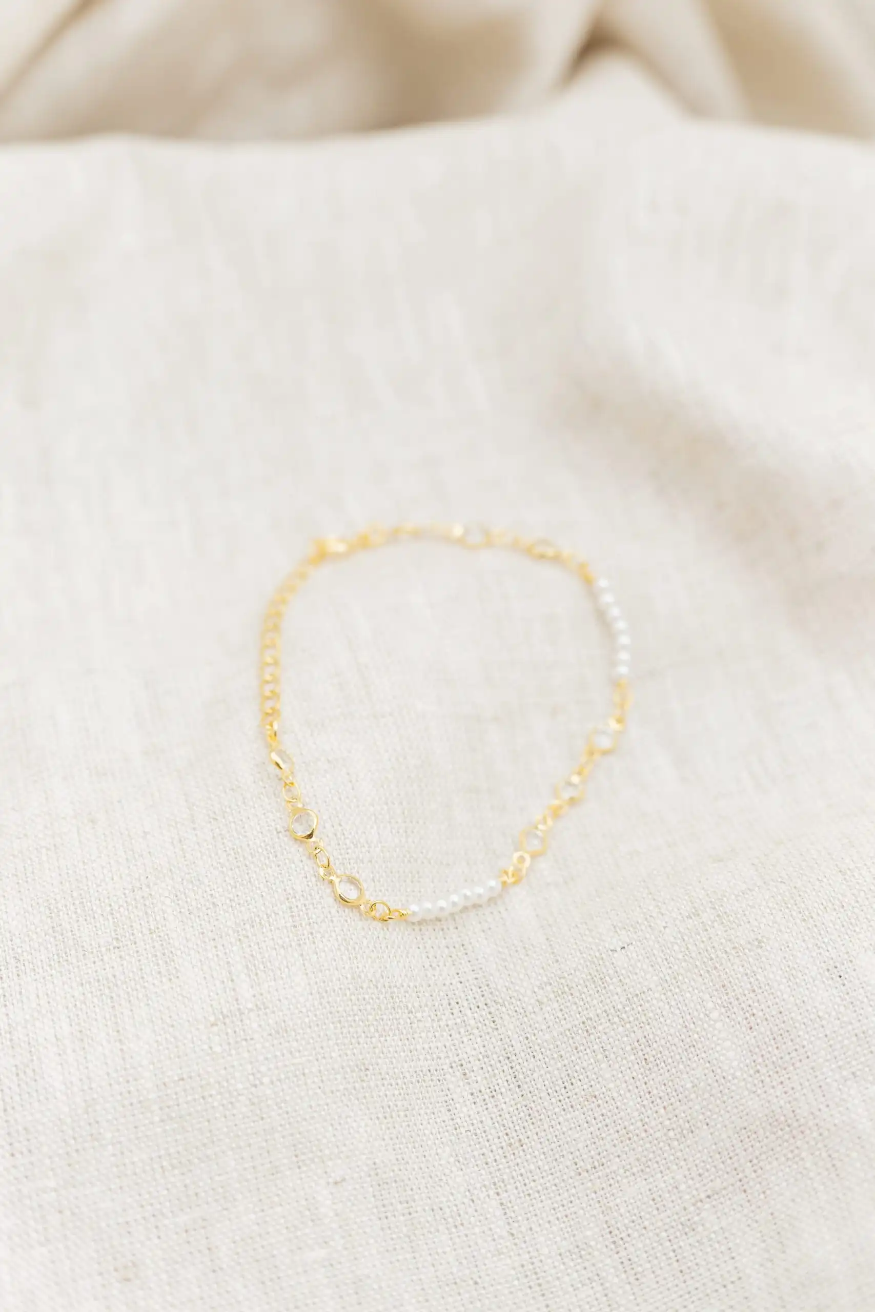 Pulseira de Pérolas e Cristal Banhada em Ouro 18k