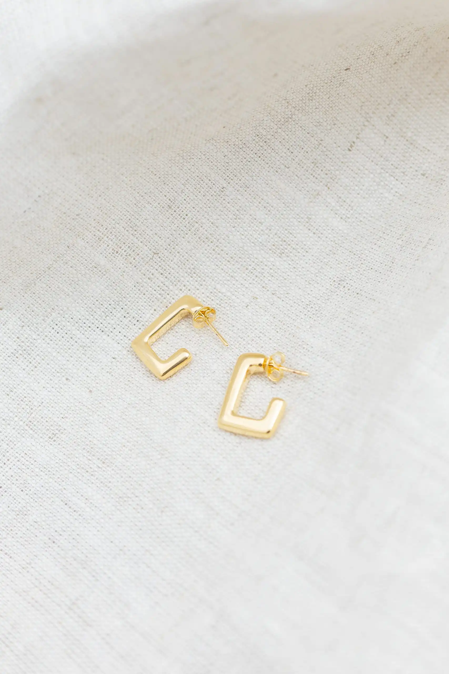 Brinco Argola Curvada Banhada em Ouro 18k - Imagem 4