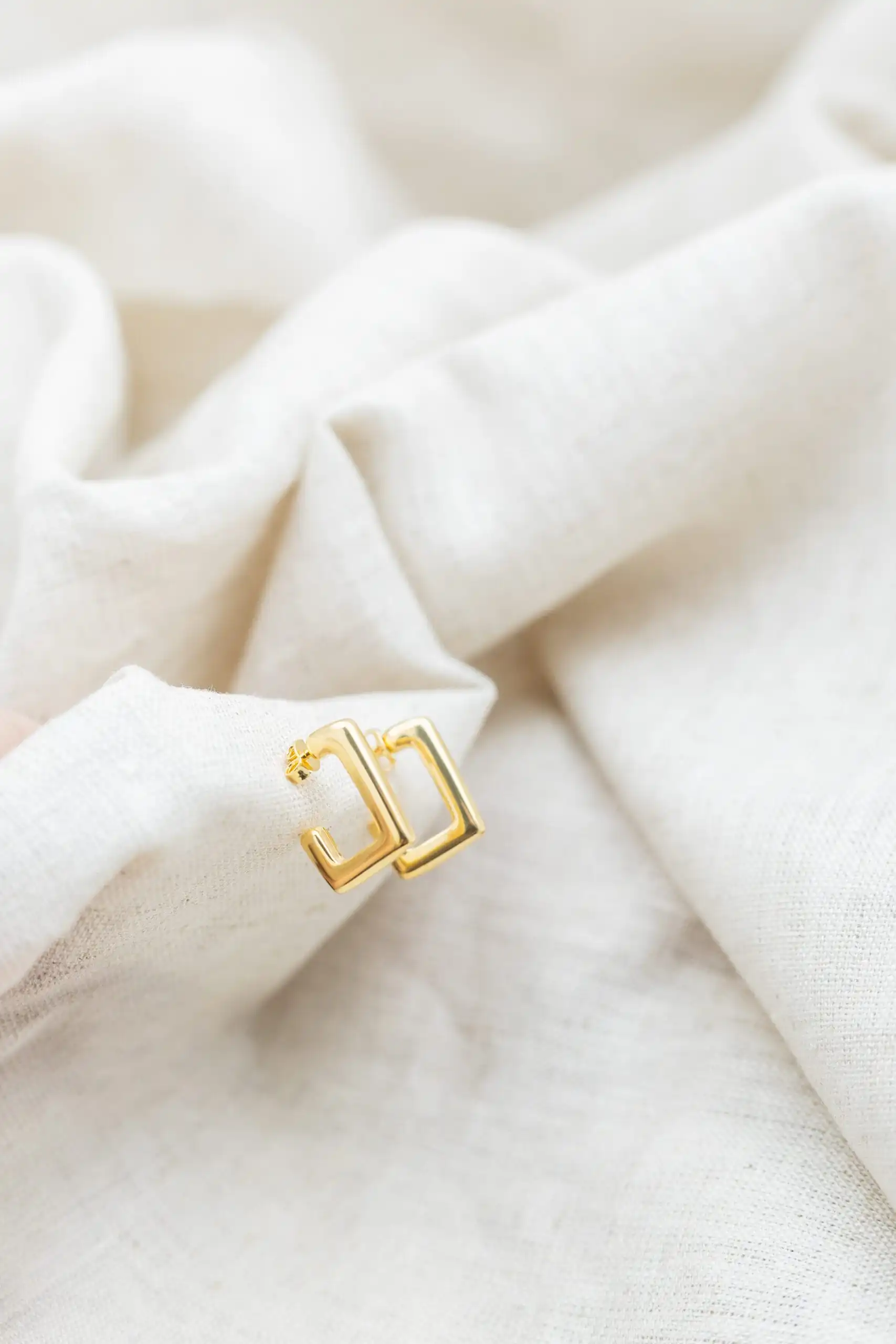 Brinco Argola Curvada Banhada em Ouro 18k - Imagem 2