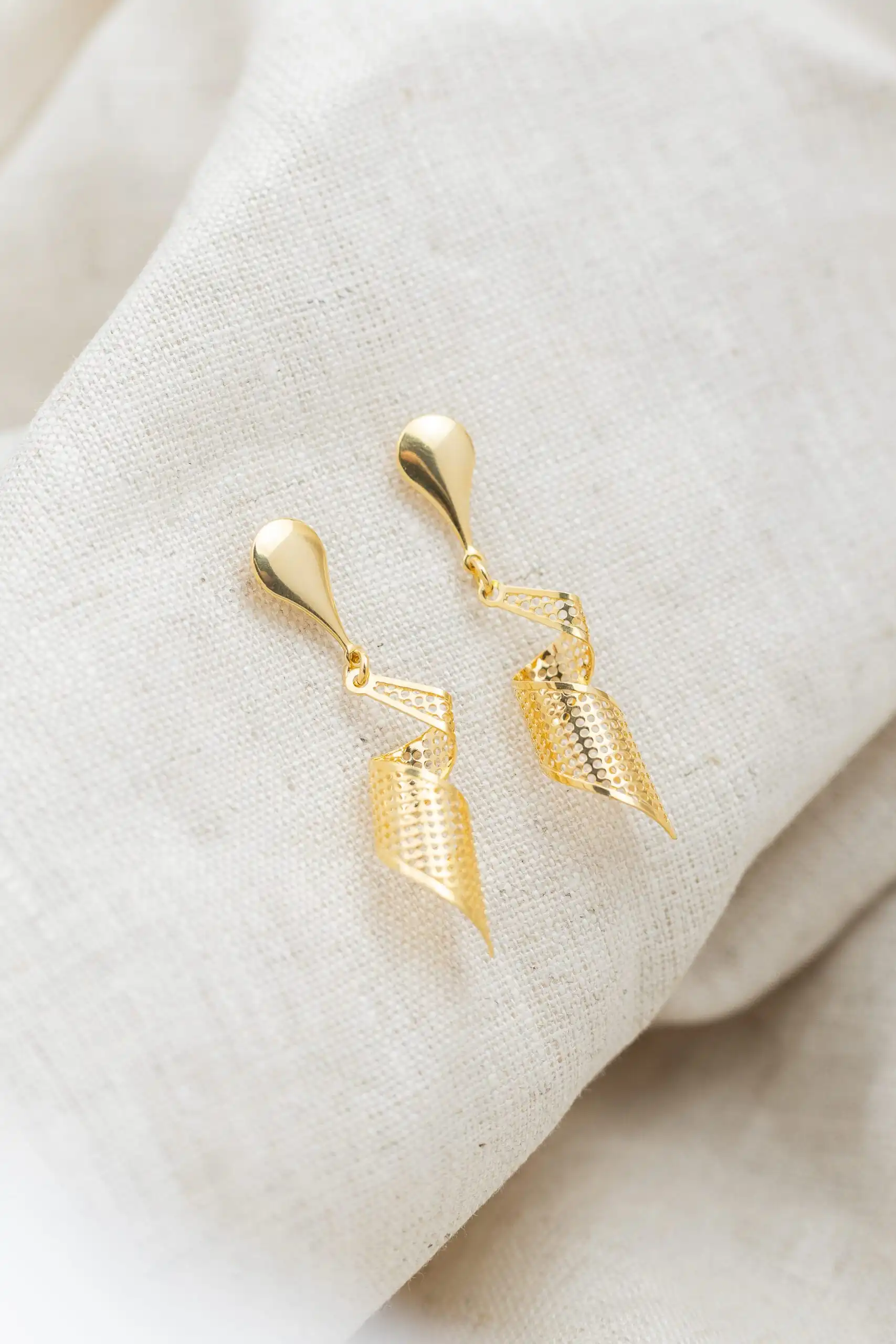 Brinco Torcido em Espiral  Banhado em Ouro 18k