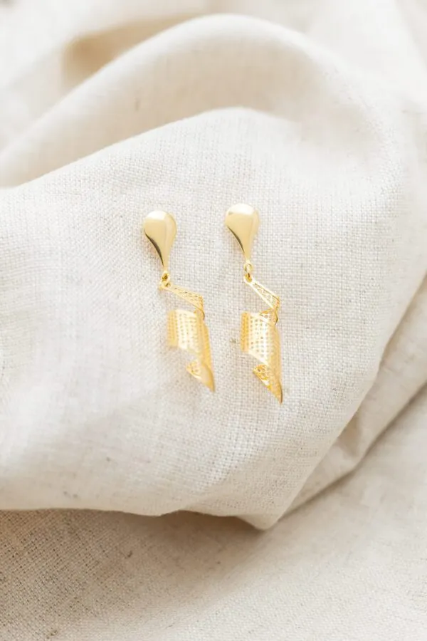 Brinco Torcido em Espiral  Banhado em Ouro 18k - Image 3