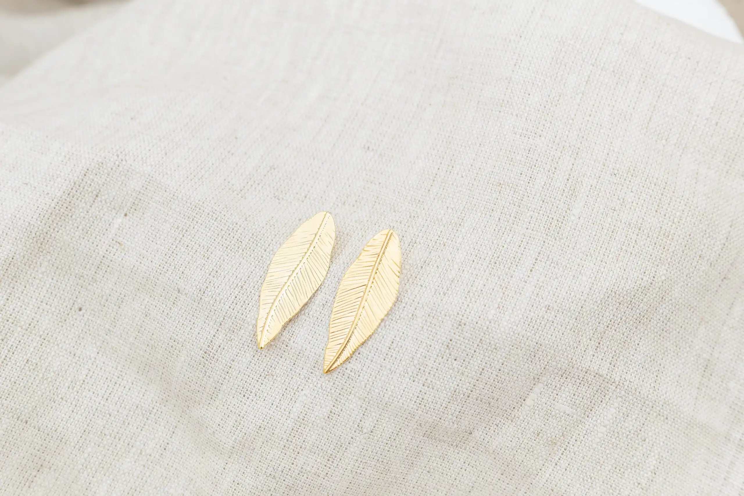 Brinco Folha Texturizado Banhado em Ouro 18k - Imagem 2