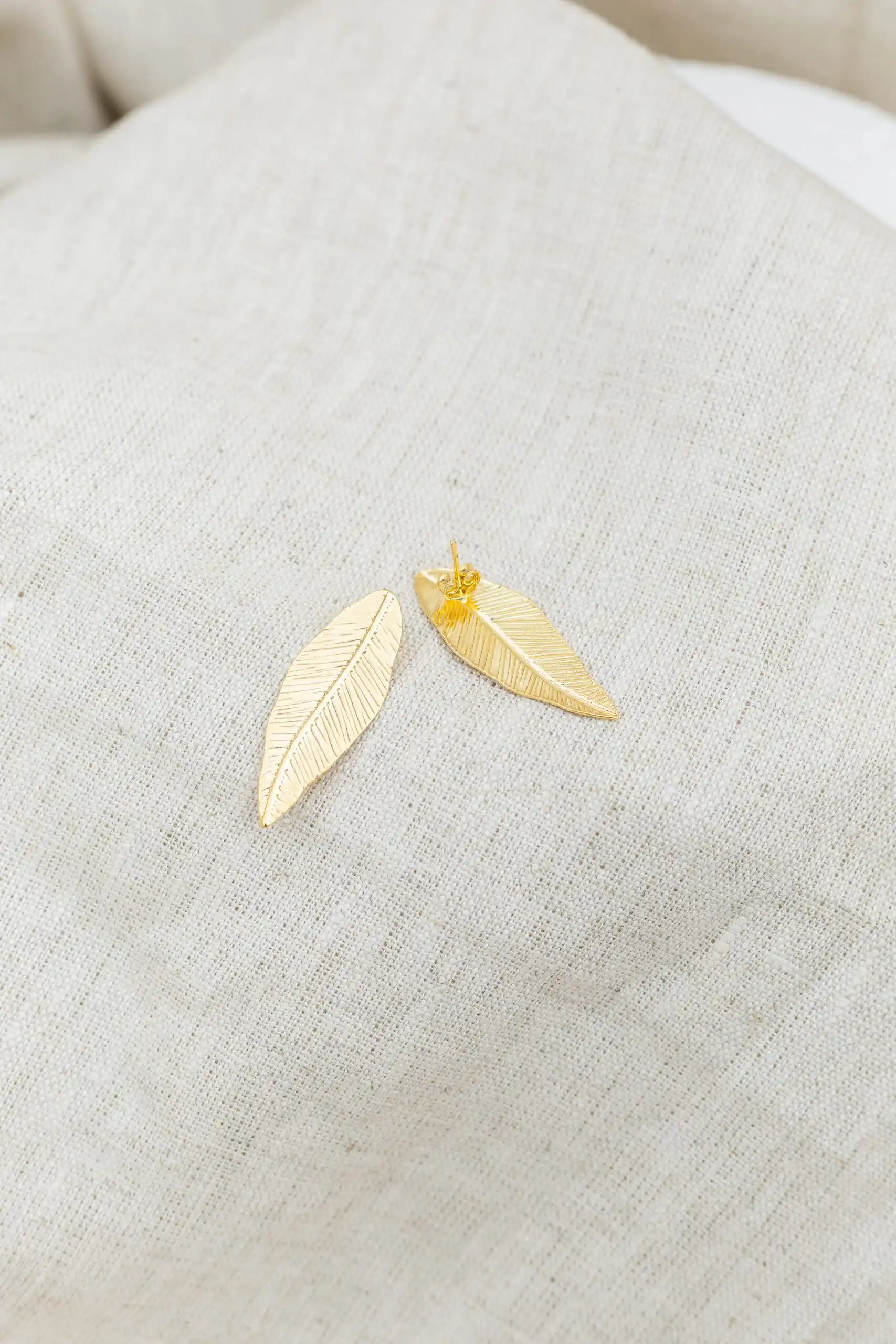 Brinco Folha Texturizado Banhado em Ouro 18k - Imagem 3