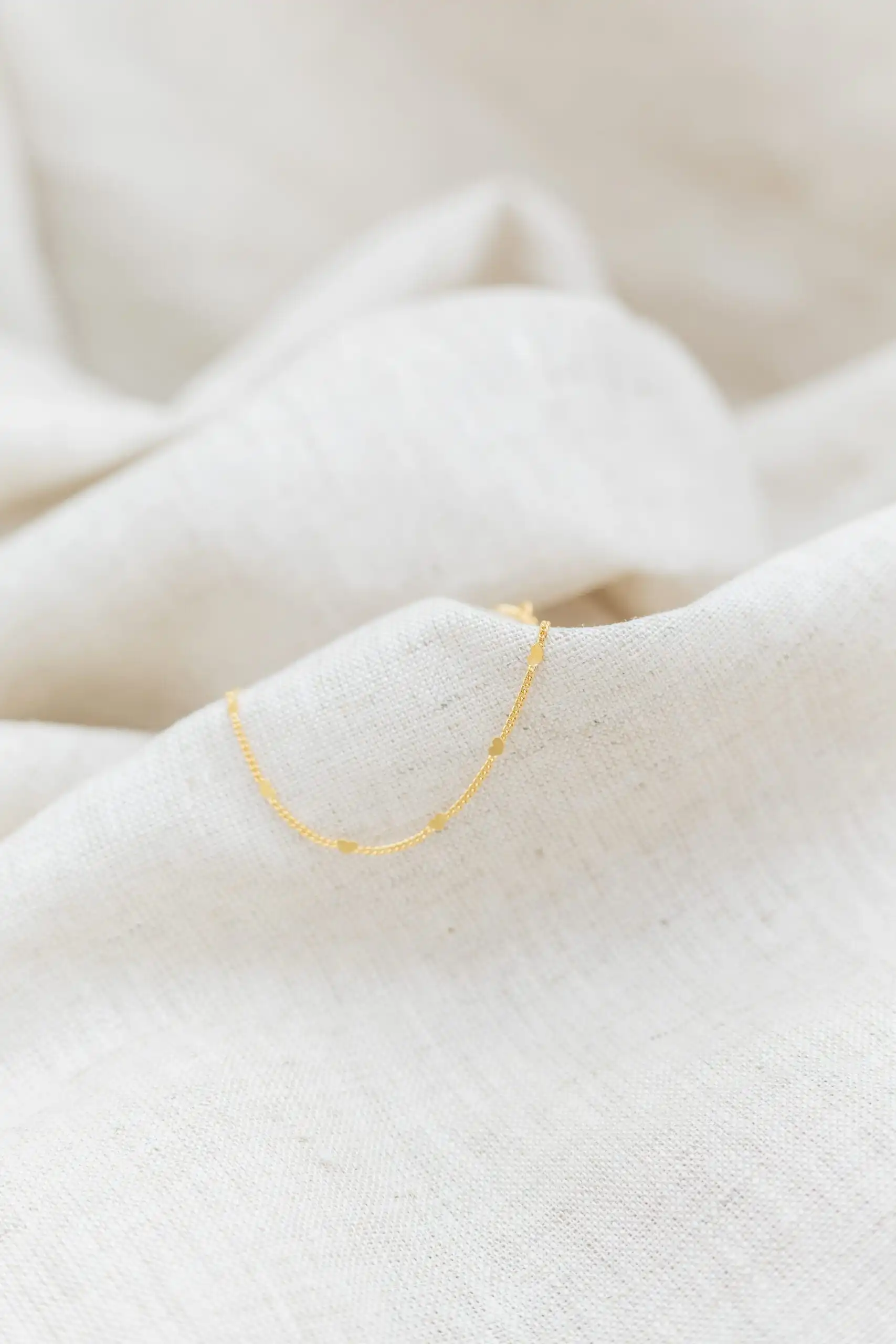 Pulseira Mini Corações Banhada em Ouro 18k - Imagem 2