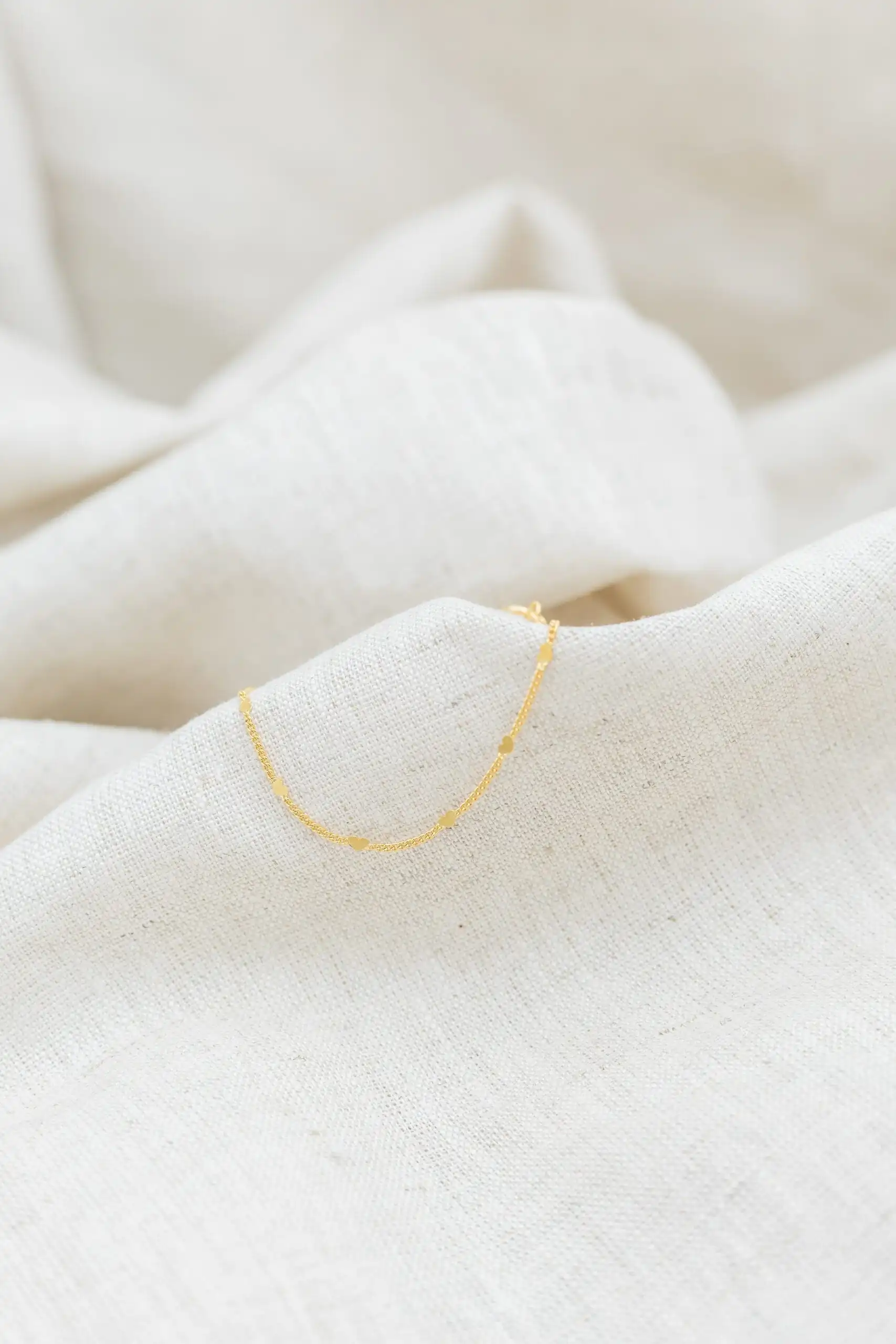 Pulseira Mini Corações Banhada em Ouro 18k - Imagem 3