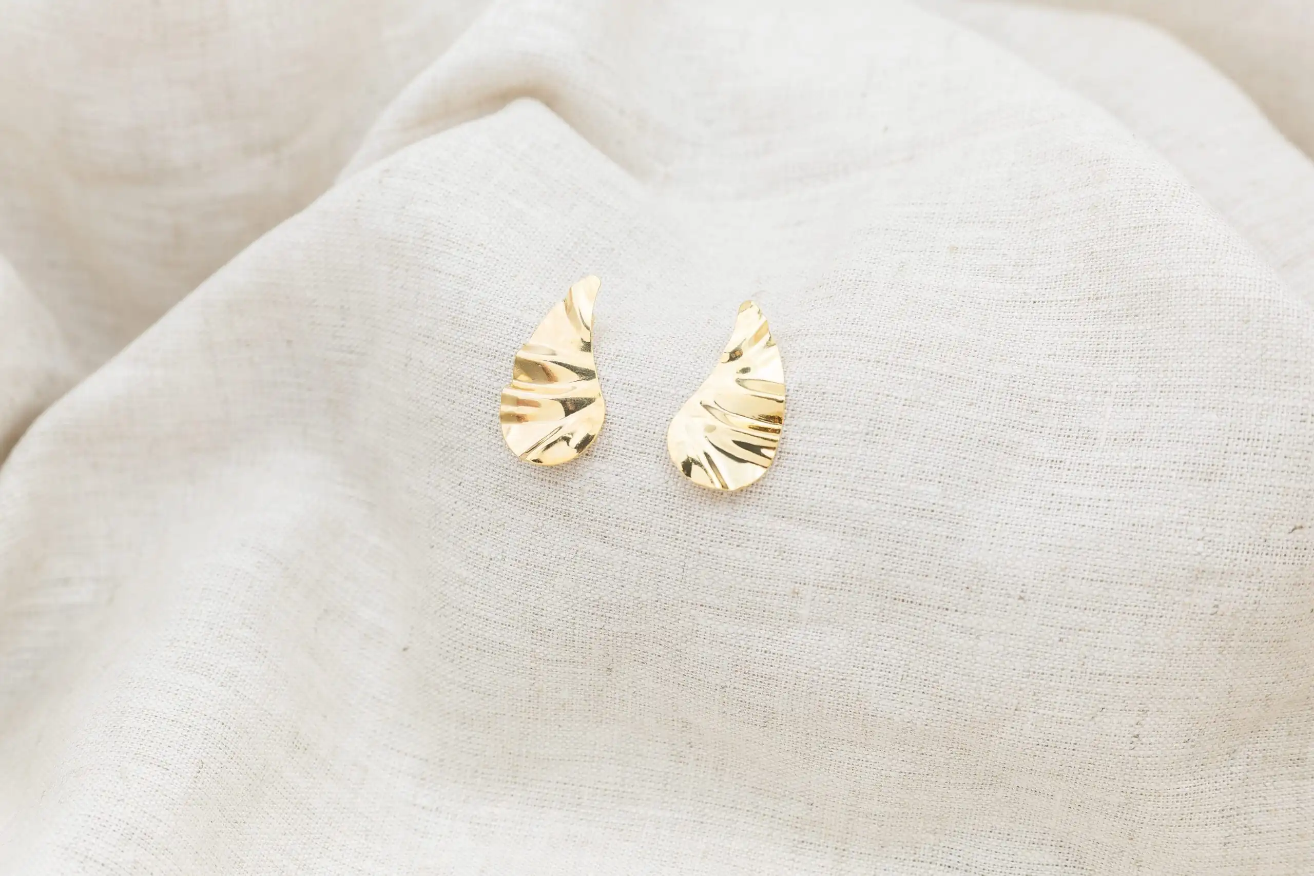 Brinco Vírgula Orgânico Banhado em Ouro 18k - Imagem 2