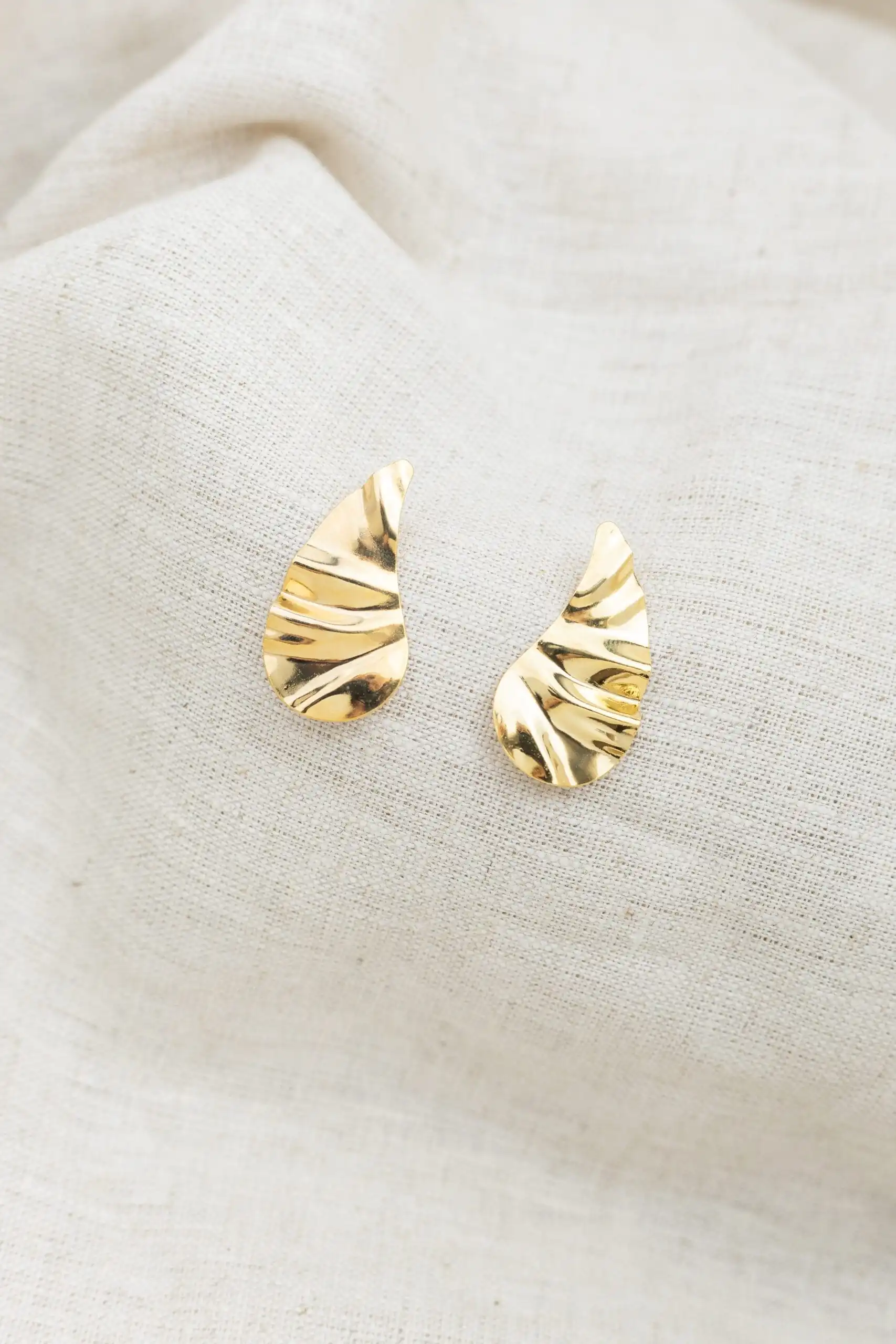 Brinco Vírgula Orgânico Banhado em Ouro 18k