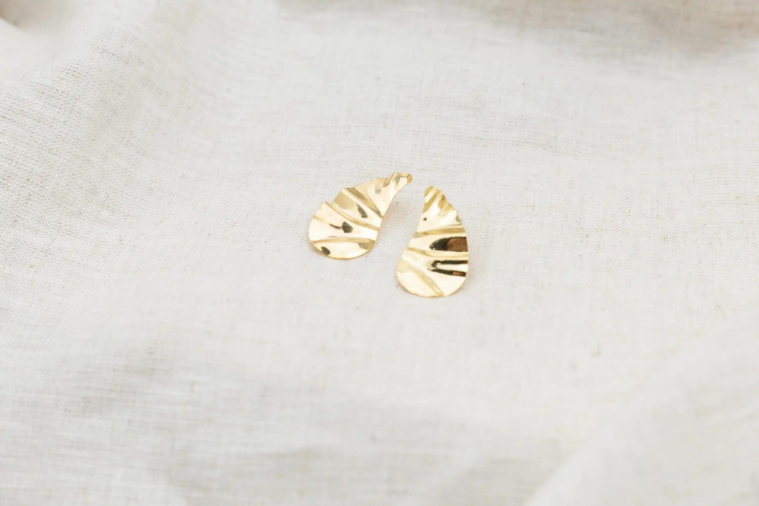 Brinco Vírgula Orgânico Banhado em Ouro 18k - Imagem 3