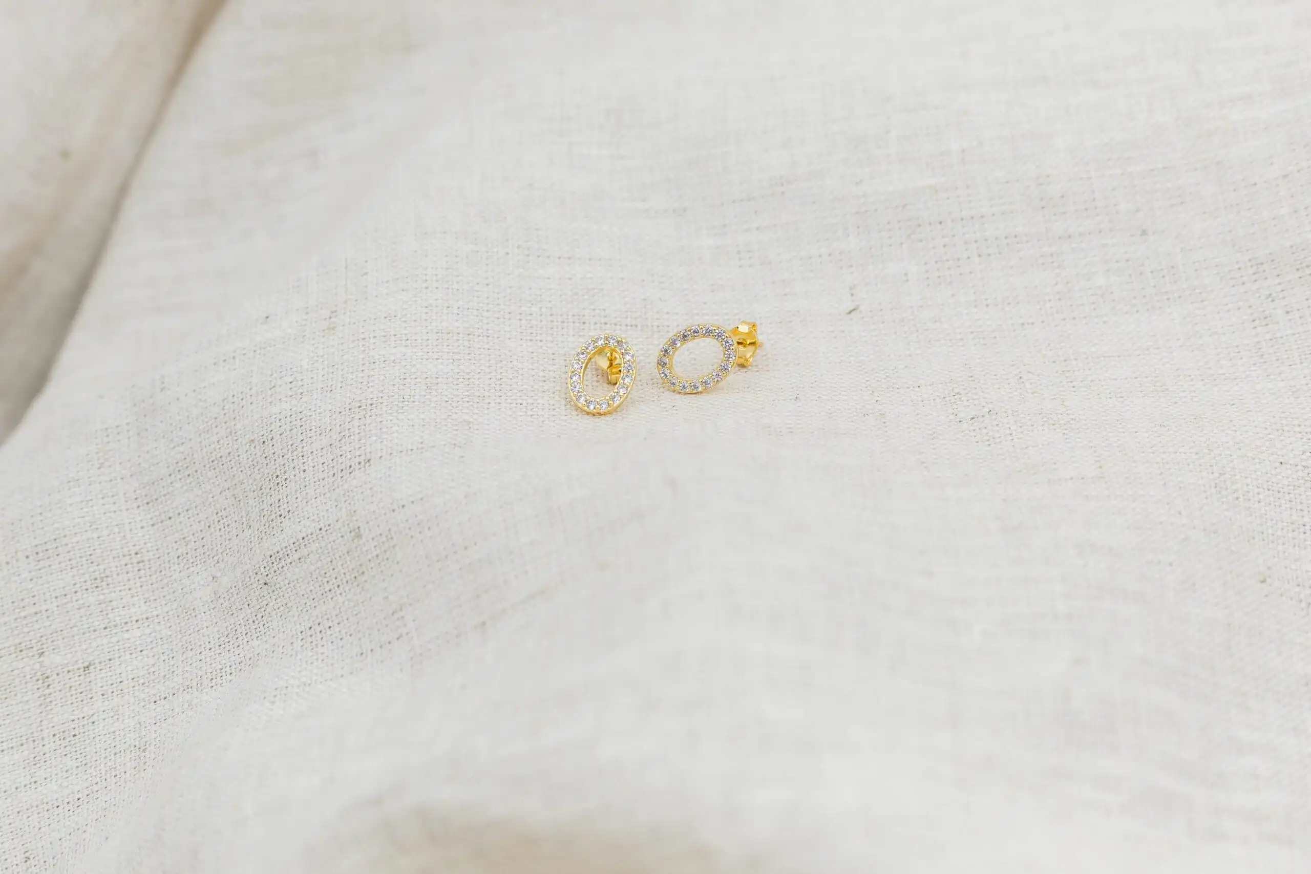 Brinco Oval com Zircônias Incolor - Imagem 2