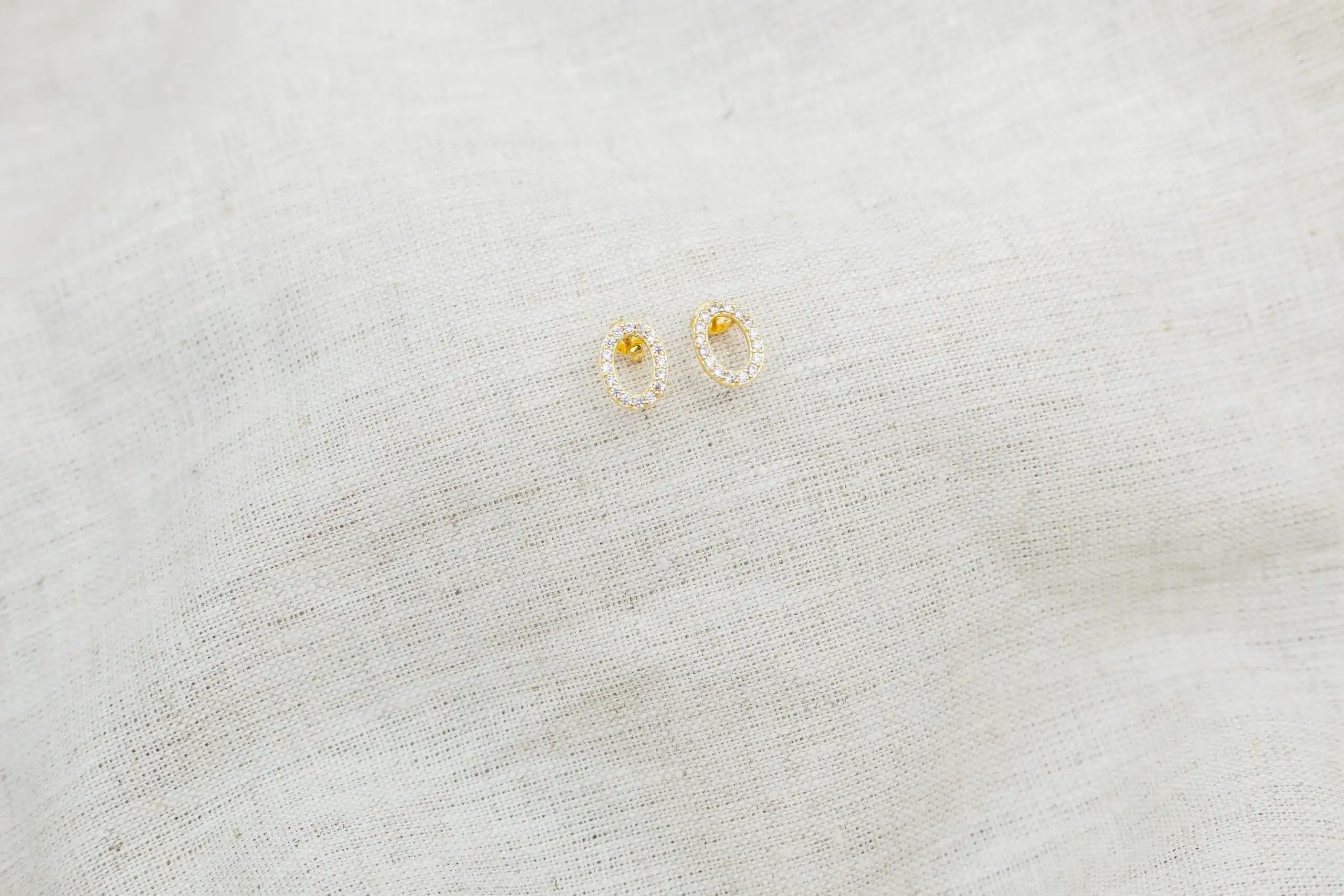 Brinco Oval com Zircônias Incolor