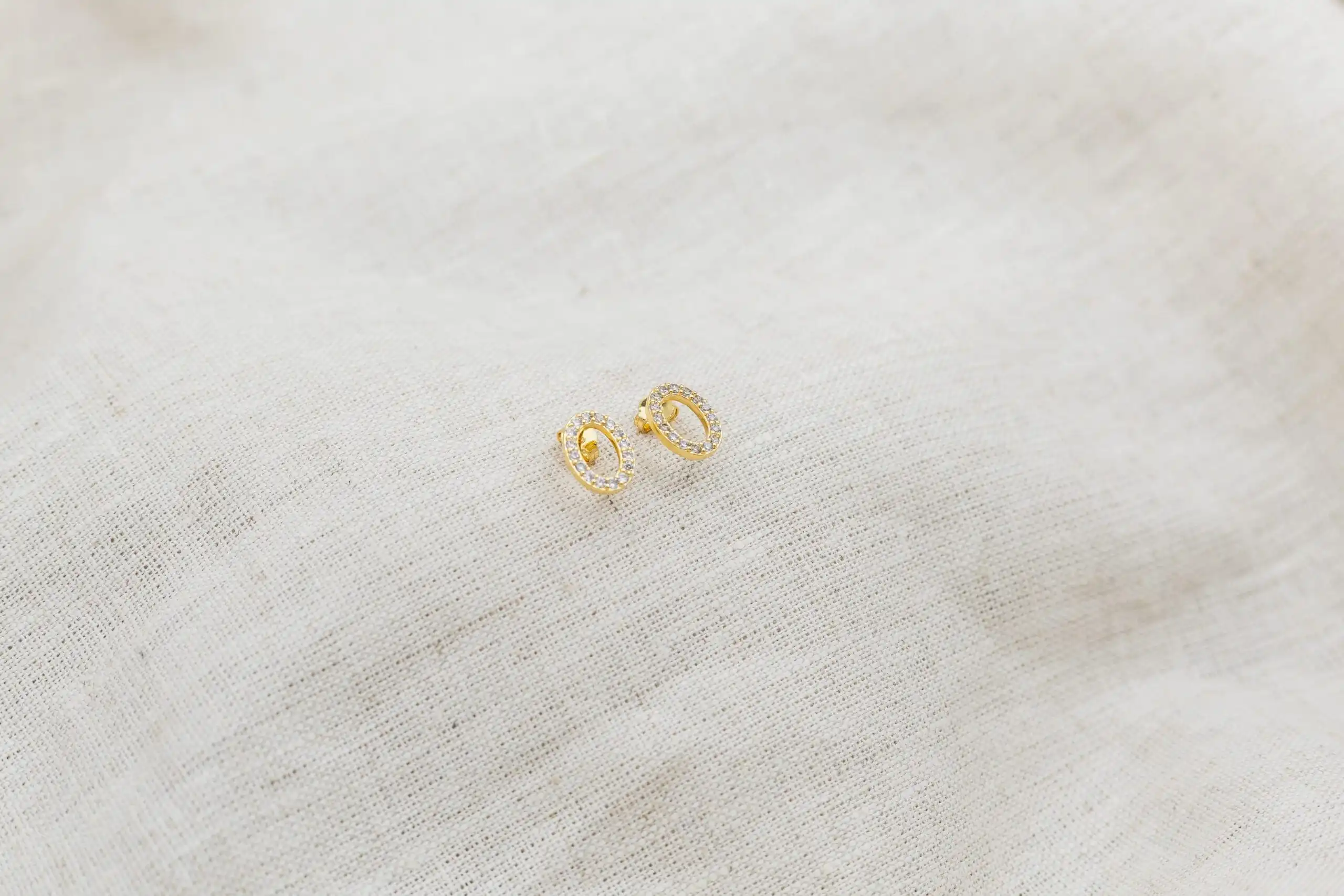 Brinco Oval com Zircônias Incolor - Imagem 3