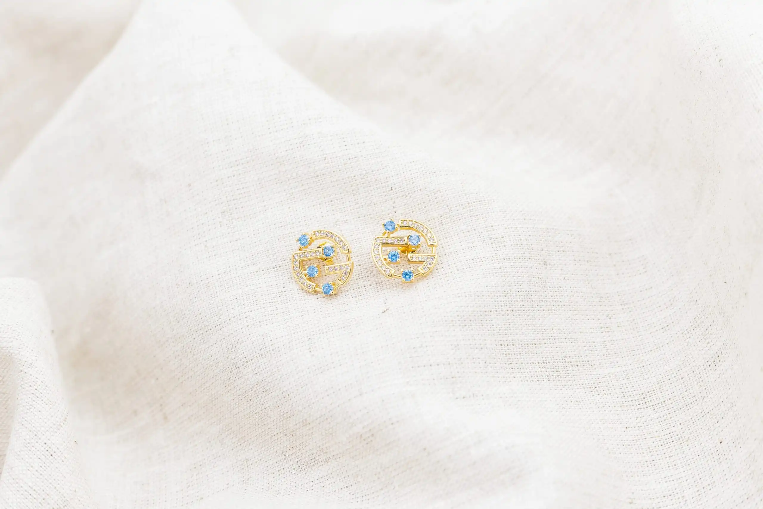Brinco com Zircônias Azuis Banhado em Ouro 18k