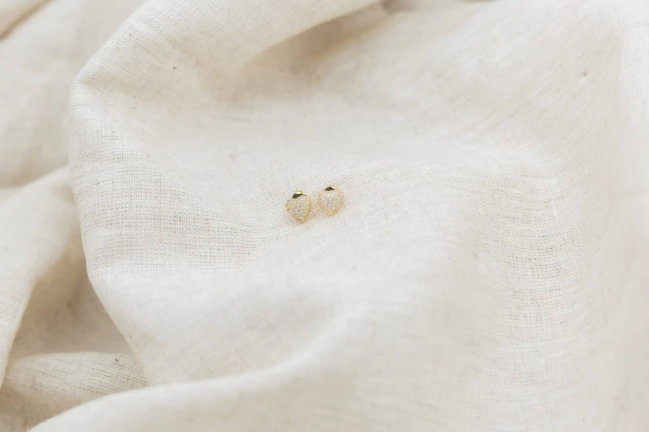 Brinco Coração Cravejado com Micro Zircônias