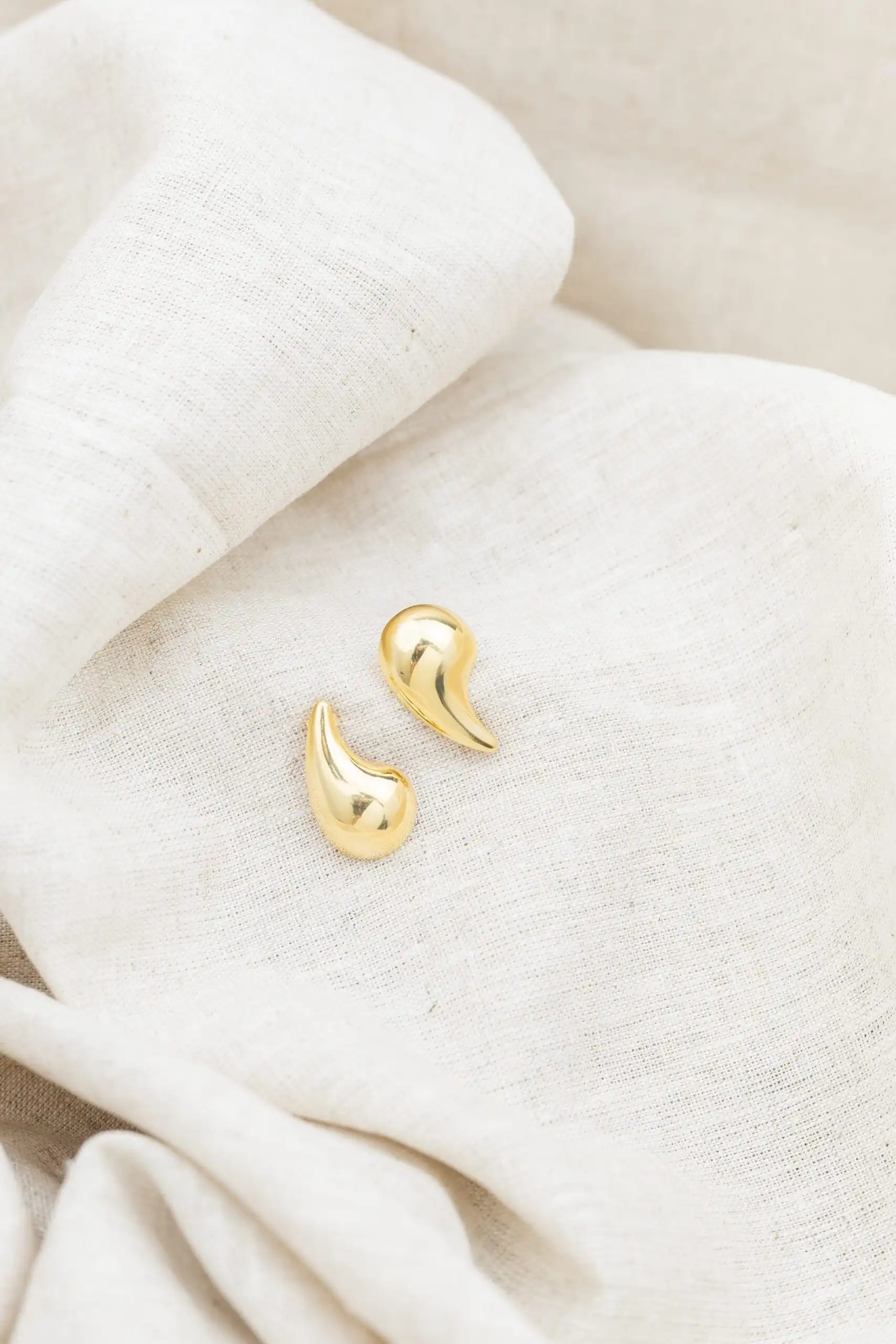 Brinco Vírgula Liso Banhado em Ouro 18k - Imagem 2