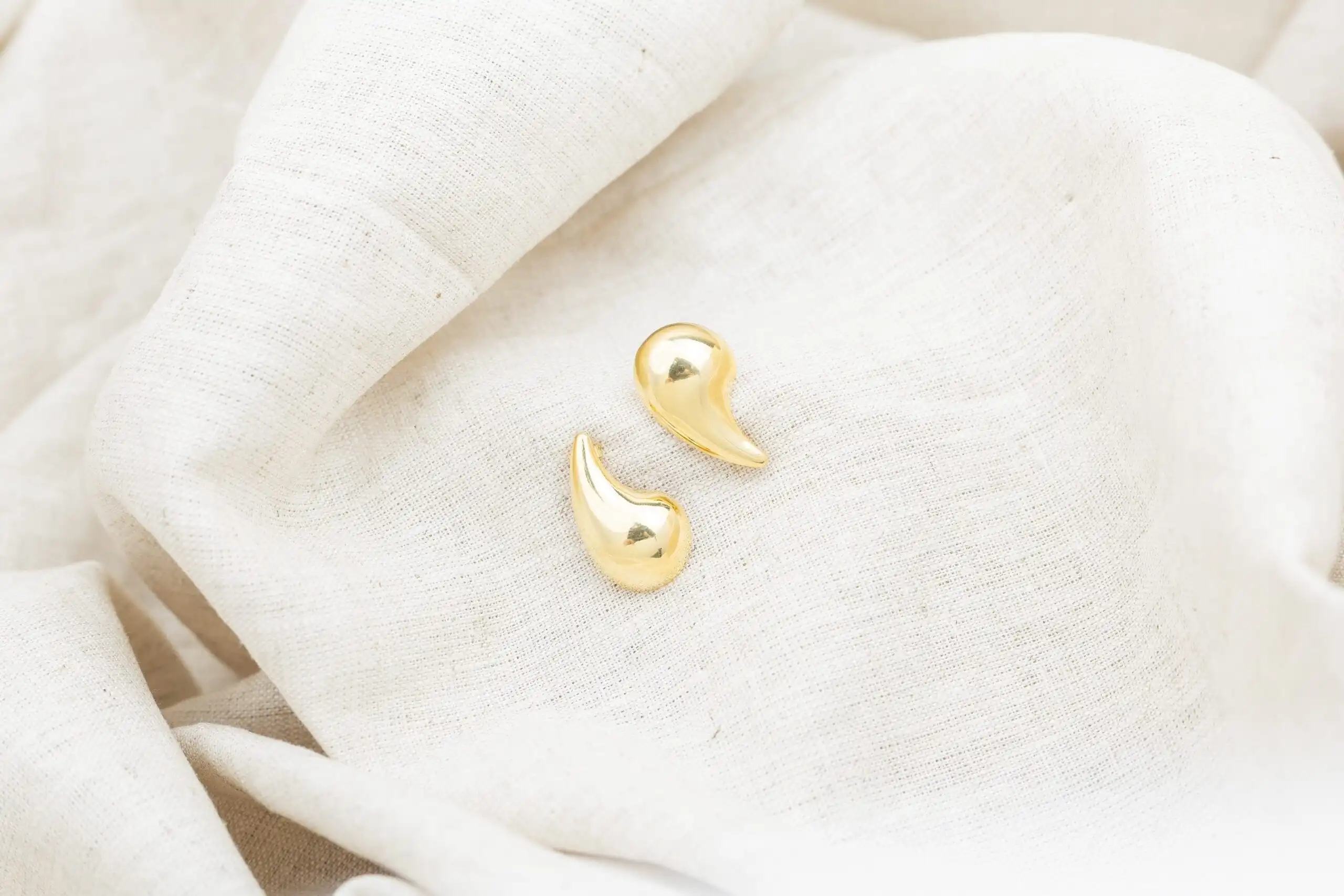 Brinco Vírgula Liso Banhado em Ouro 18k - Imagem 4