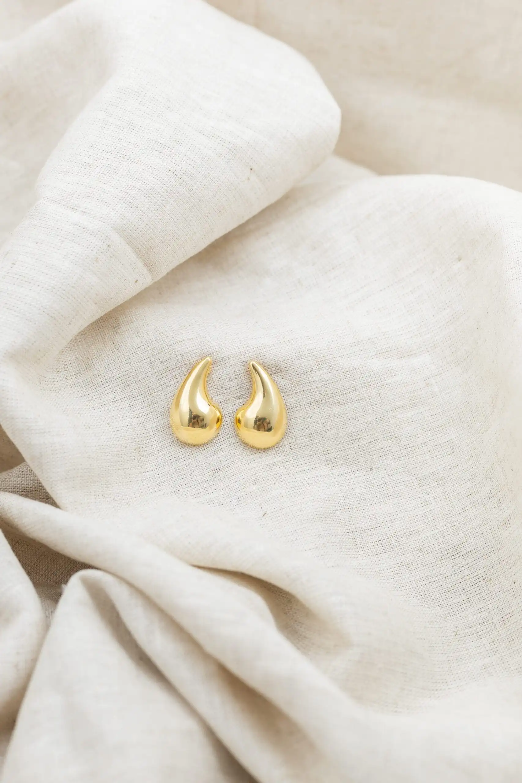Brinco Vírgula Liso Banhado em Ouro 18k - Imagem 3