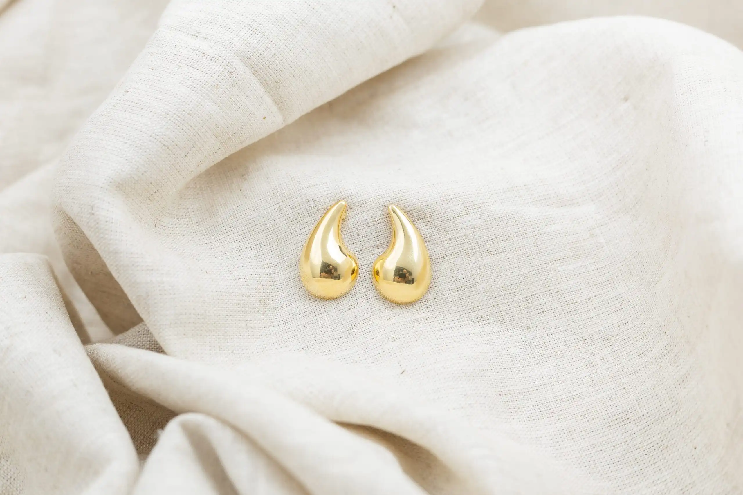 Brinco Vírgula Liso Banhado em Ouro 18k