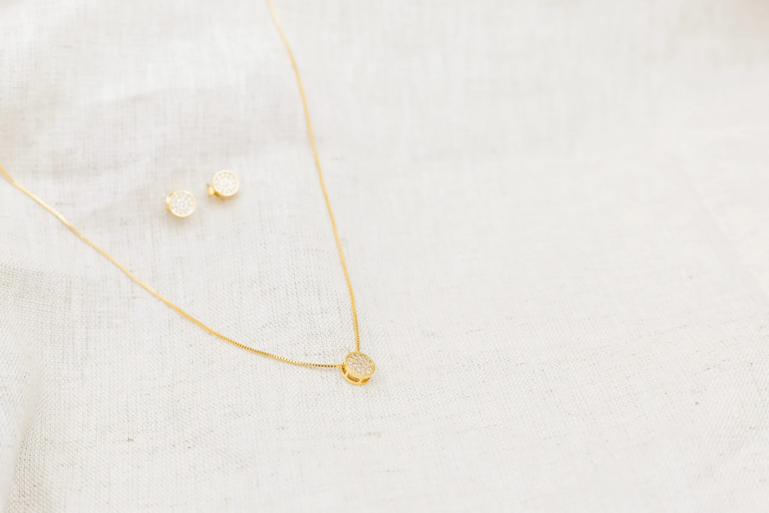 Conjunto Redondo com Zircônias Banhado em Ouro 18k - Imagem 3
