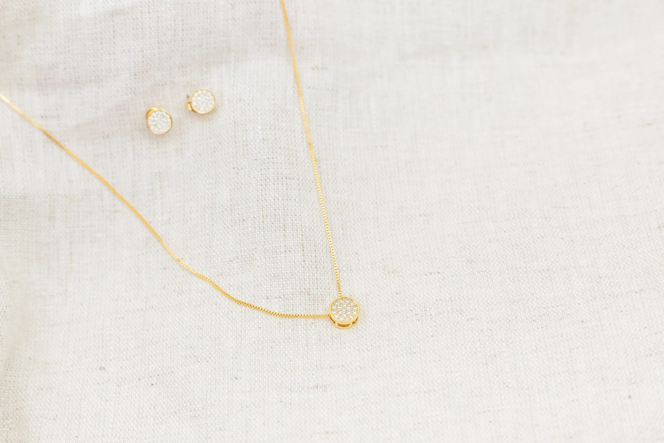 Conjunto Redondo com Zircônias Banhado em Ouro 18k - Imagem 4