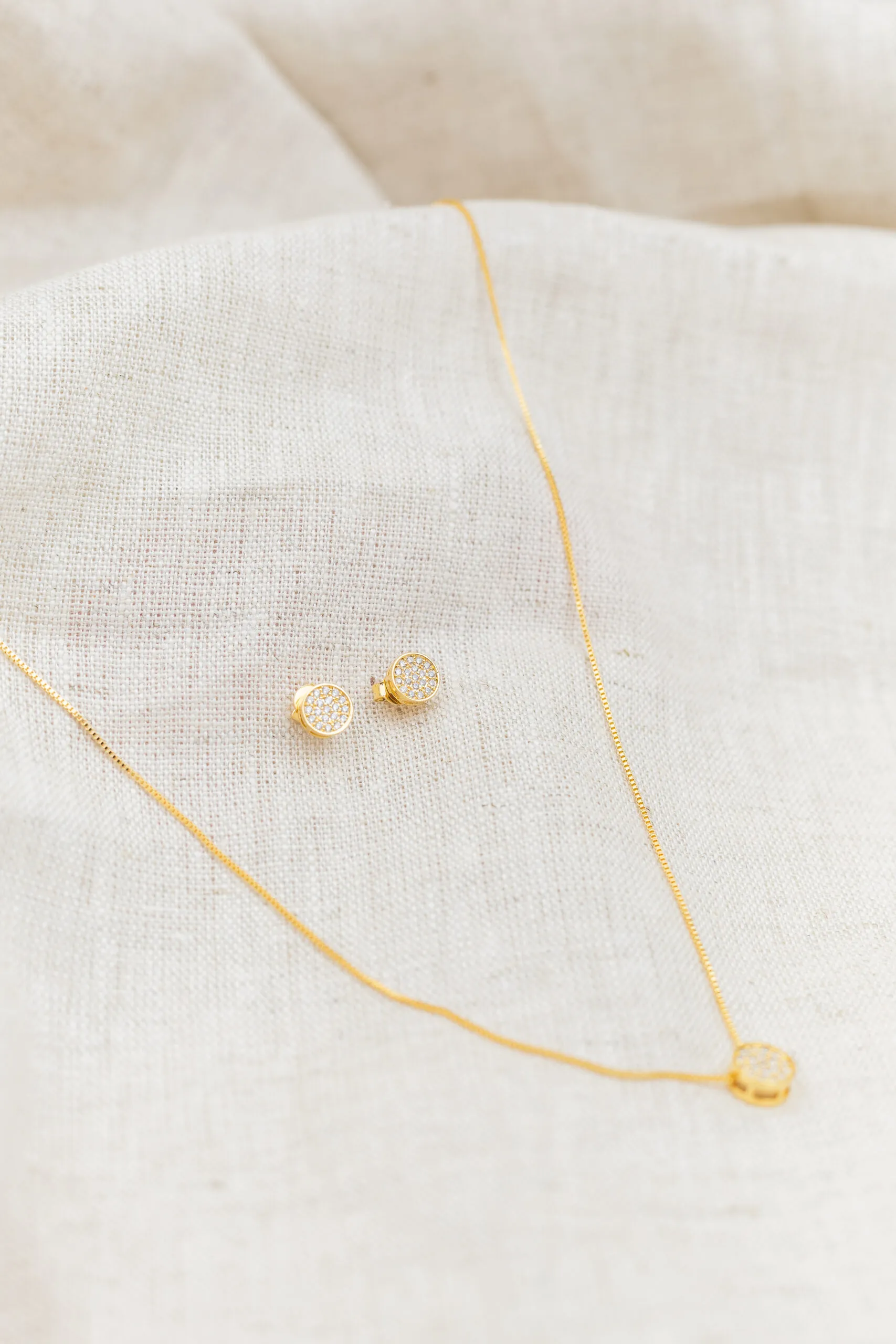 Conjunto Redondo com Zircônias Banhado em Ouro 18k