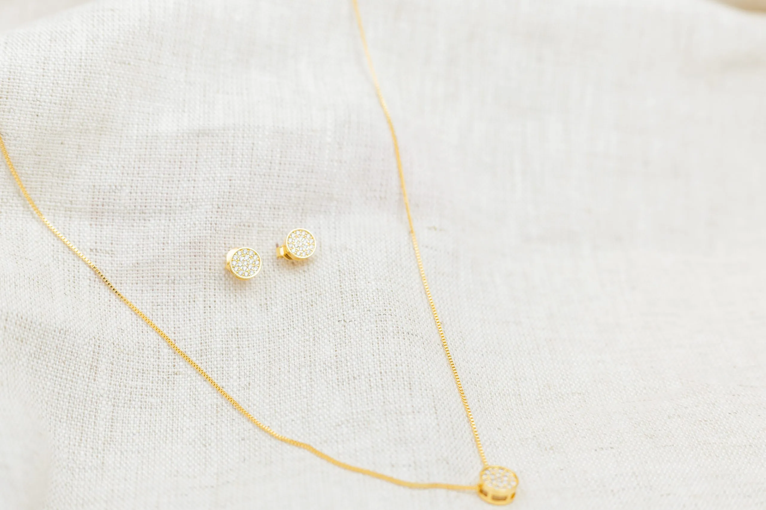 Conjunto Redondo com Zircônias Banhado em Ouro 18k - Imagem 5