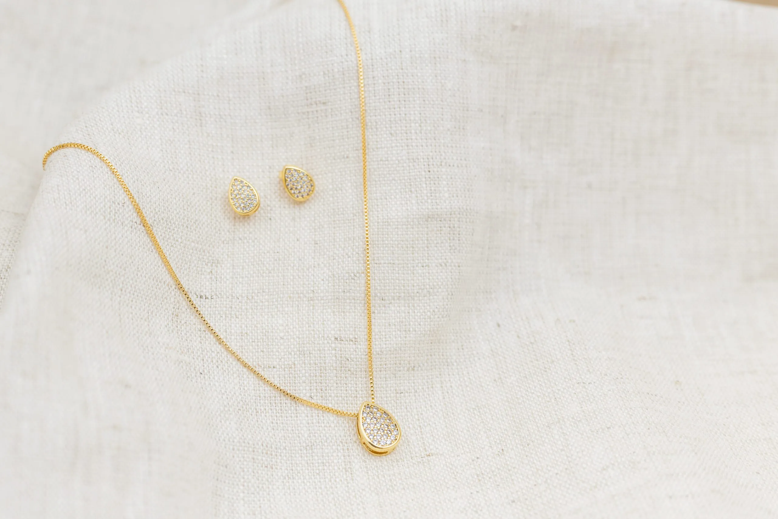 Conjunto Gota com Zircônias Banhado em Ouro 18k