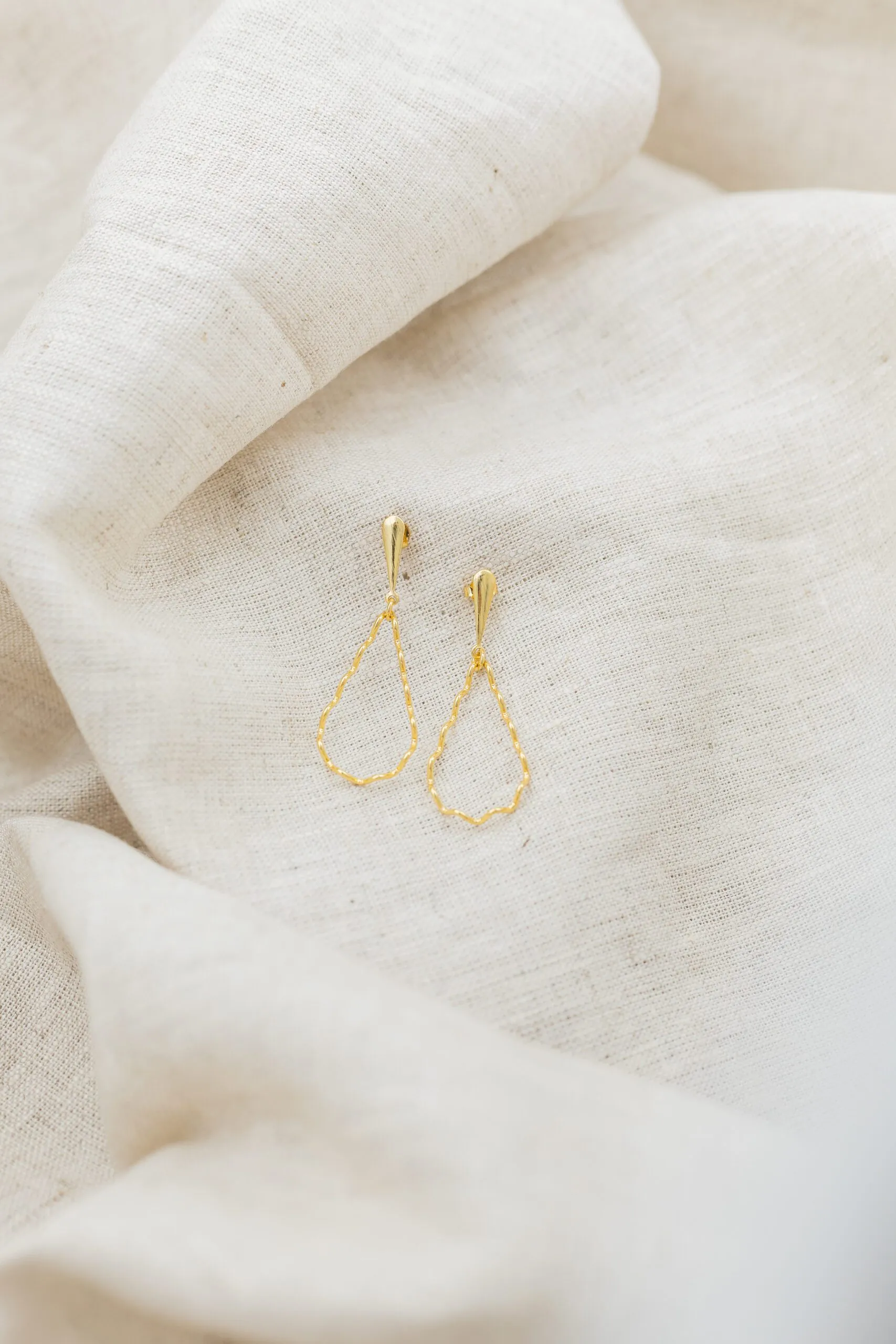 Brinco Gota Torcido Banhado em Ouro 18k - Imagem 2