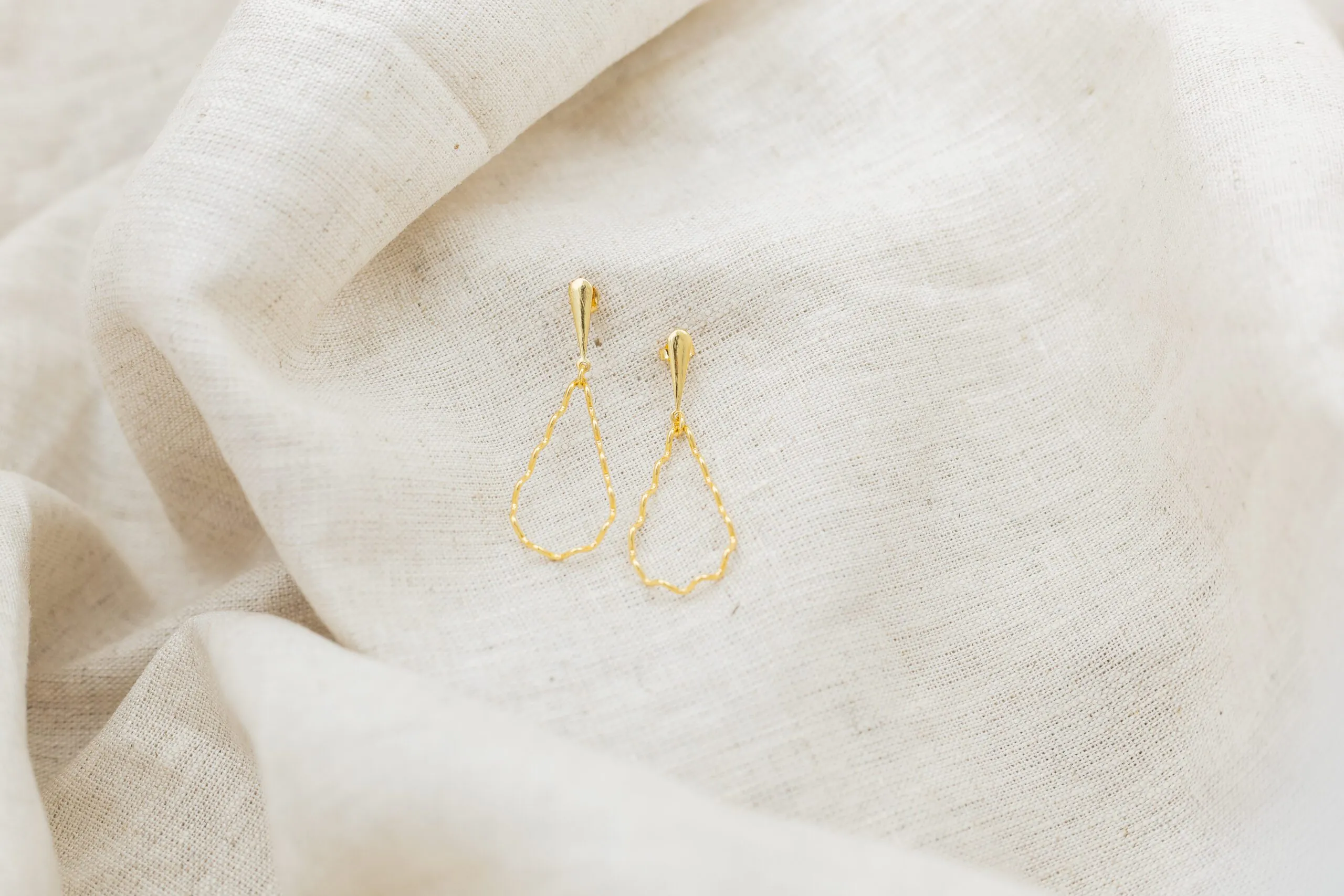 Brinco Gota Torcido Banhado em Ouro 18k - Imagem 3