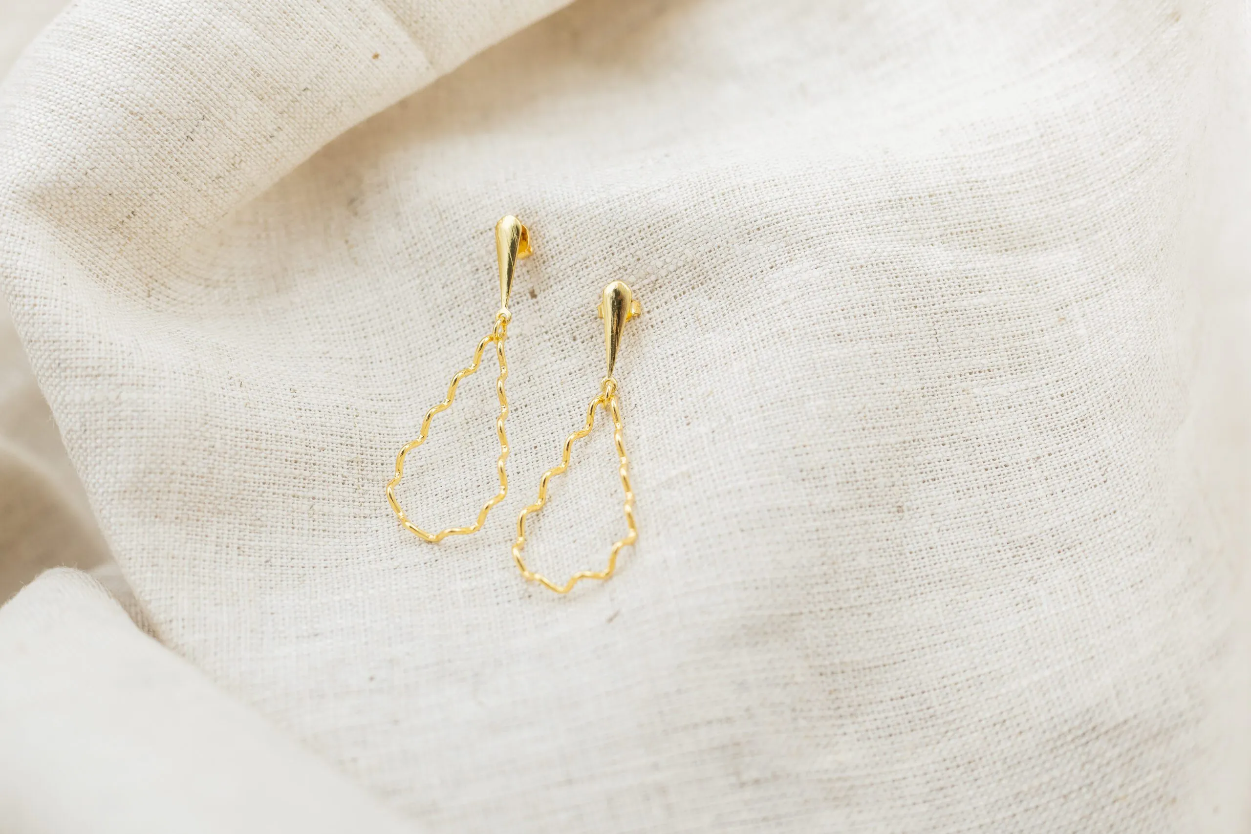 Brinco Gota Torcido Banhado em Ouro 18k