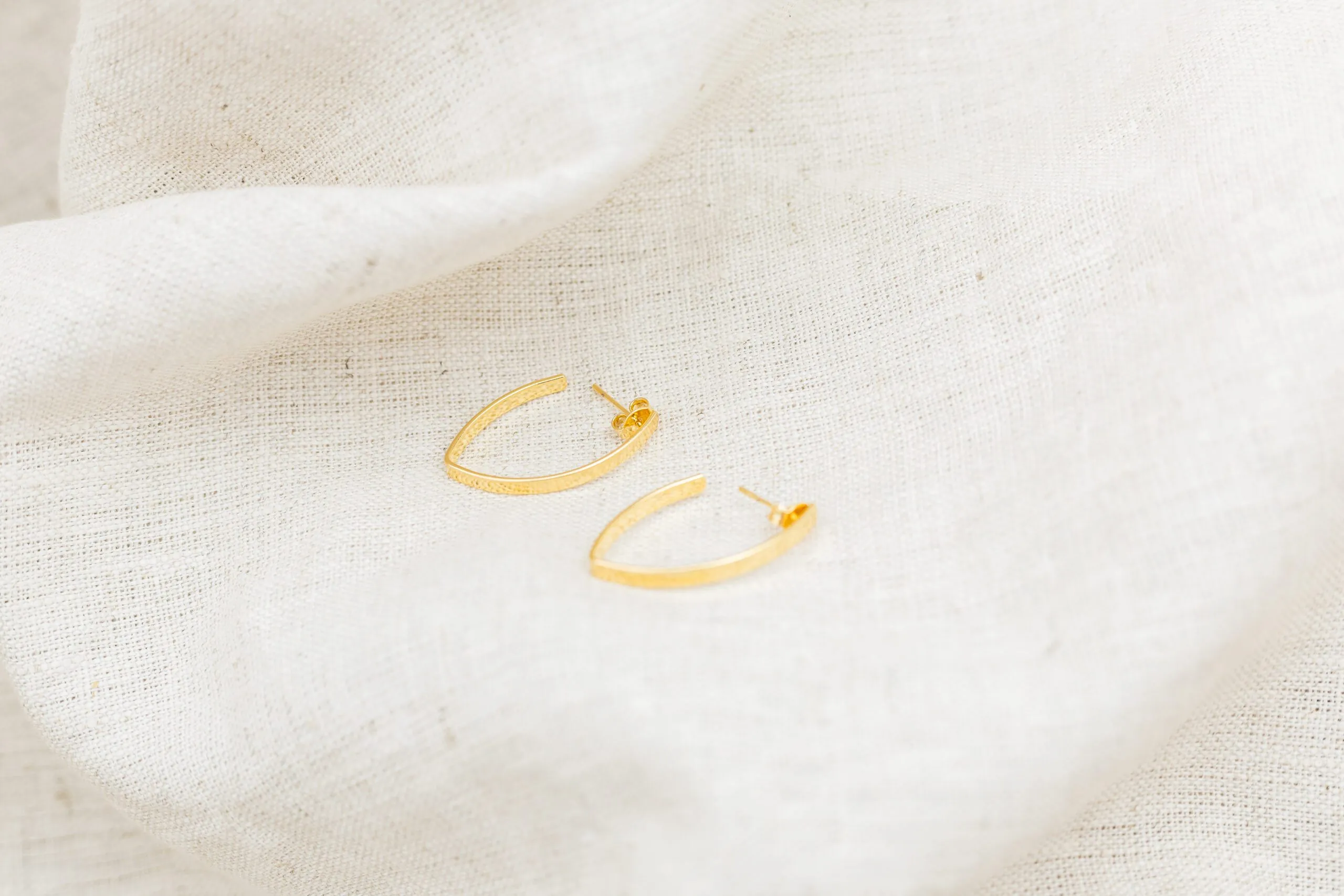 Brinco Curvado Banhado em Ouro 18k - Imagem 2