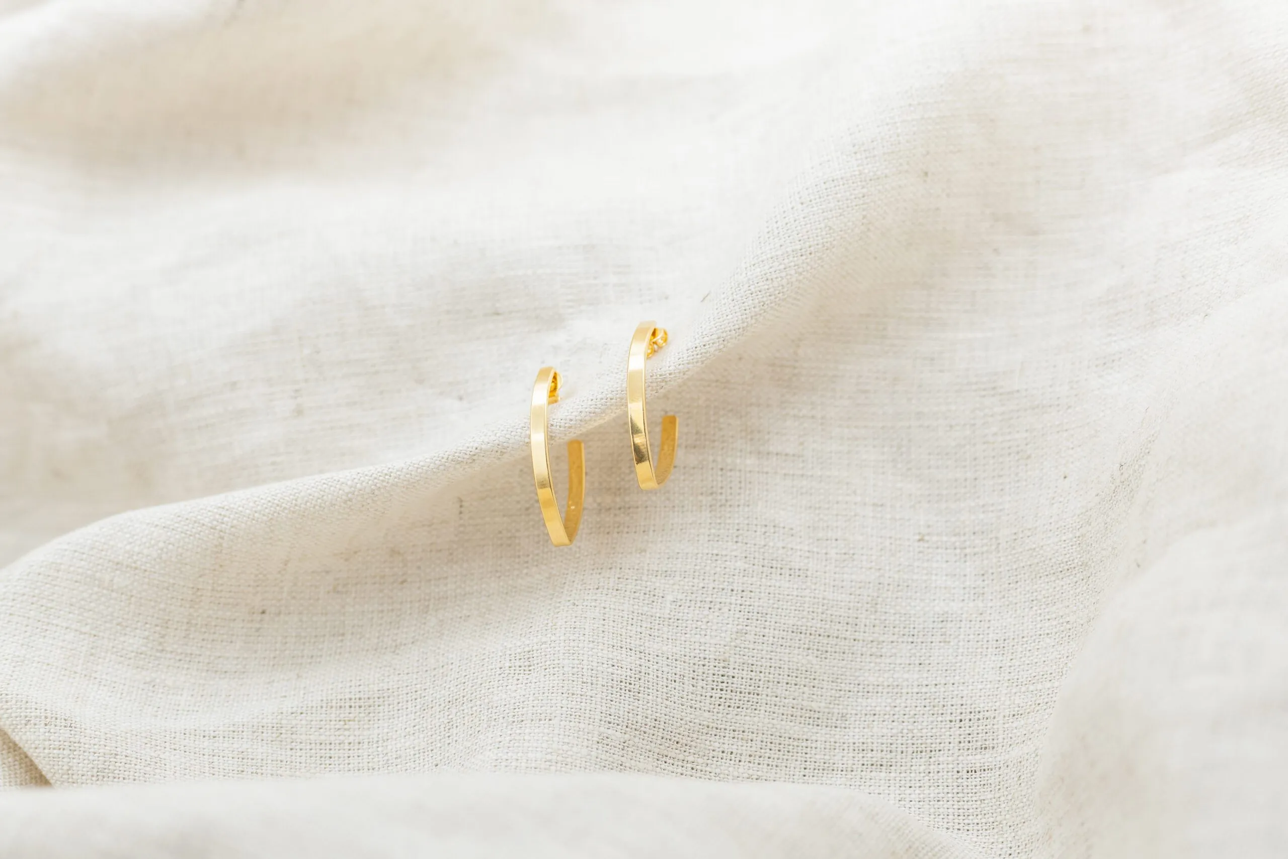 Brinco Curvado Banhado em Ouro 18k