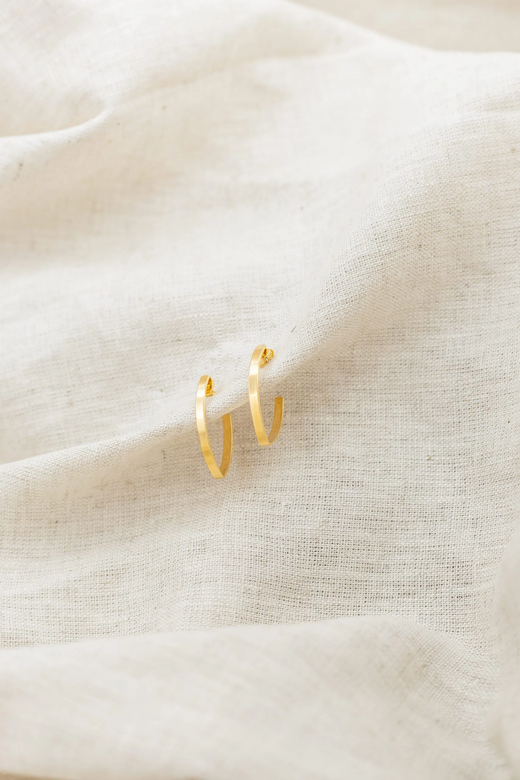 Brinco Curvado Banhado em Ouro 18k - Imagem 3