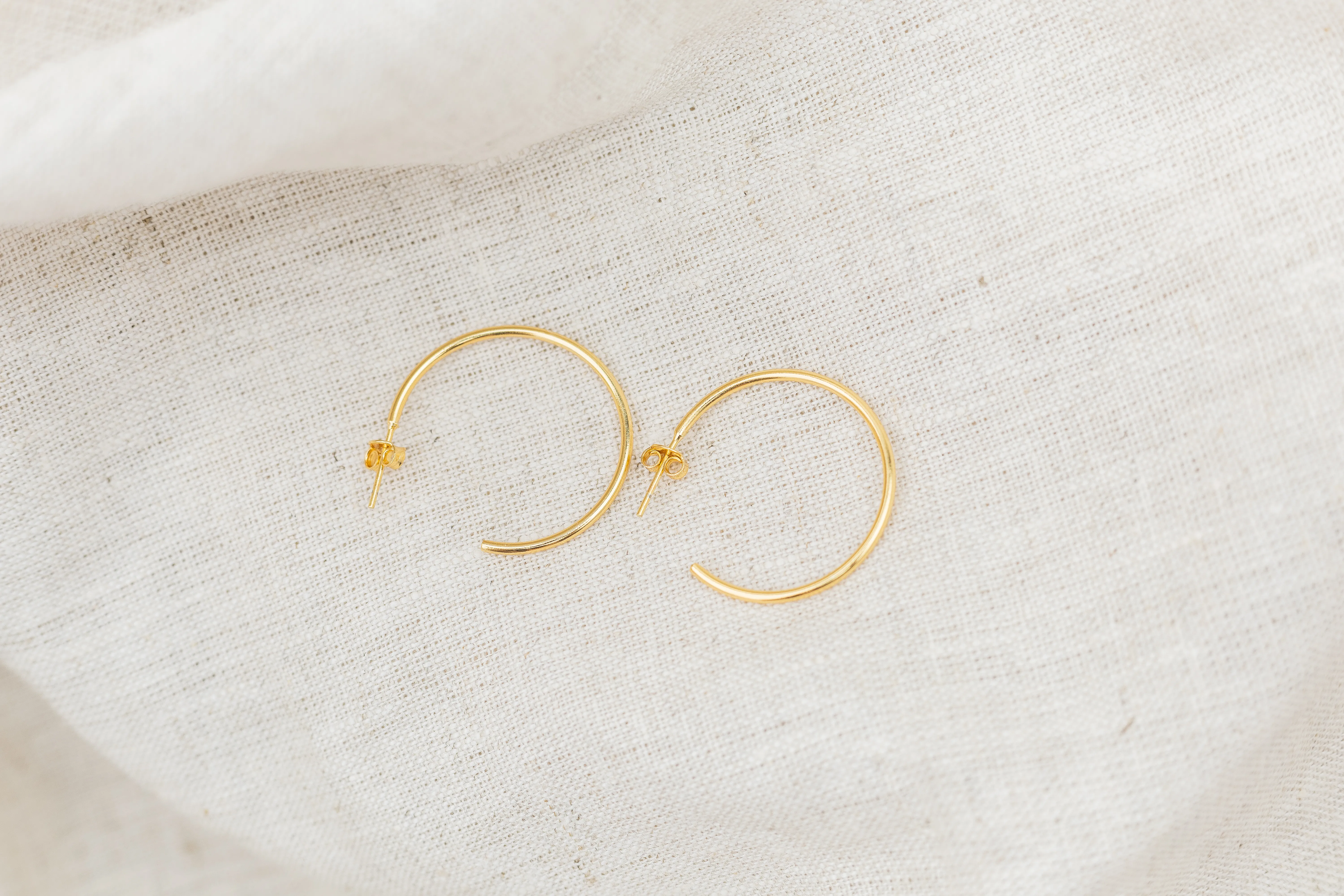 Brinco Argola Média Banhado em Ouro 18k - Imagem 2