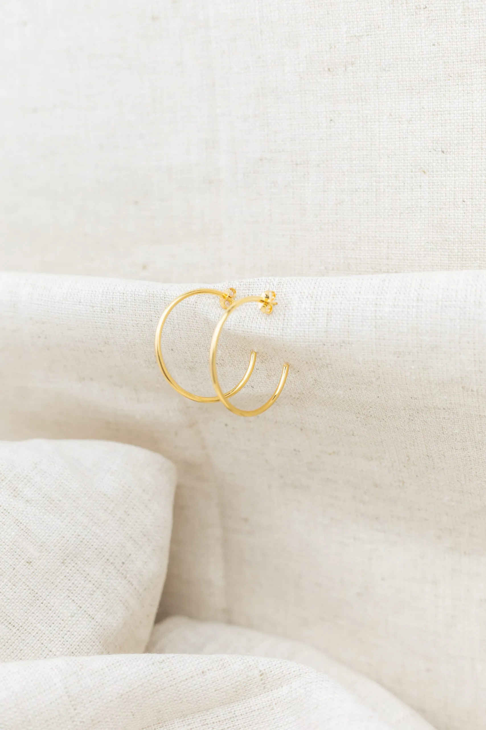 Brinco Argola Média Banhado em Ouro 18k