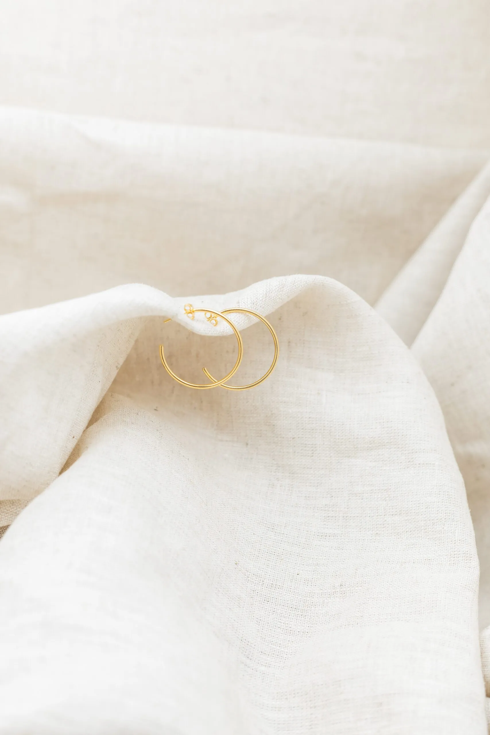 Brinco Argola Média Banhado em Ouro 18k - Imagem 3