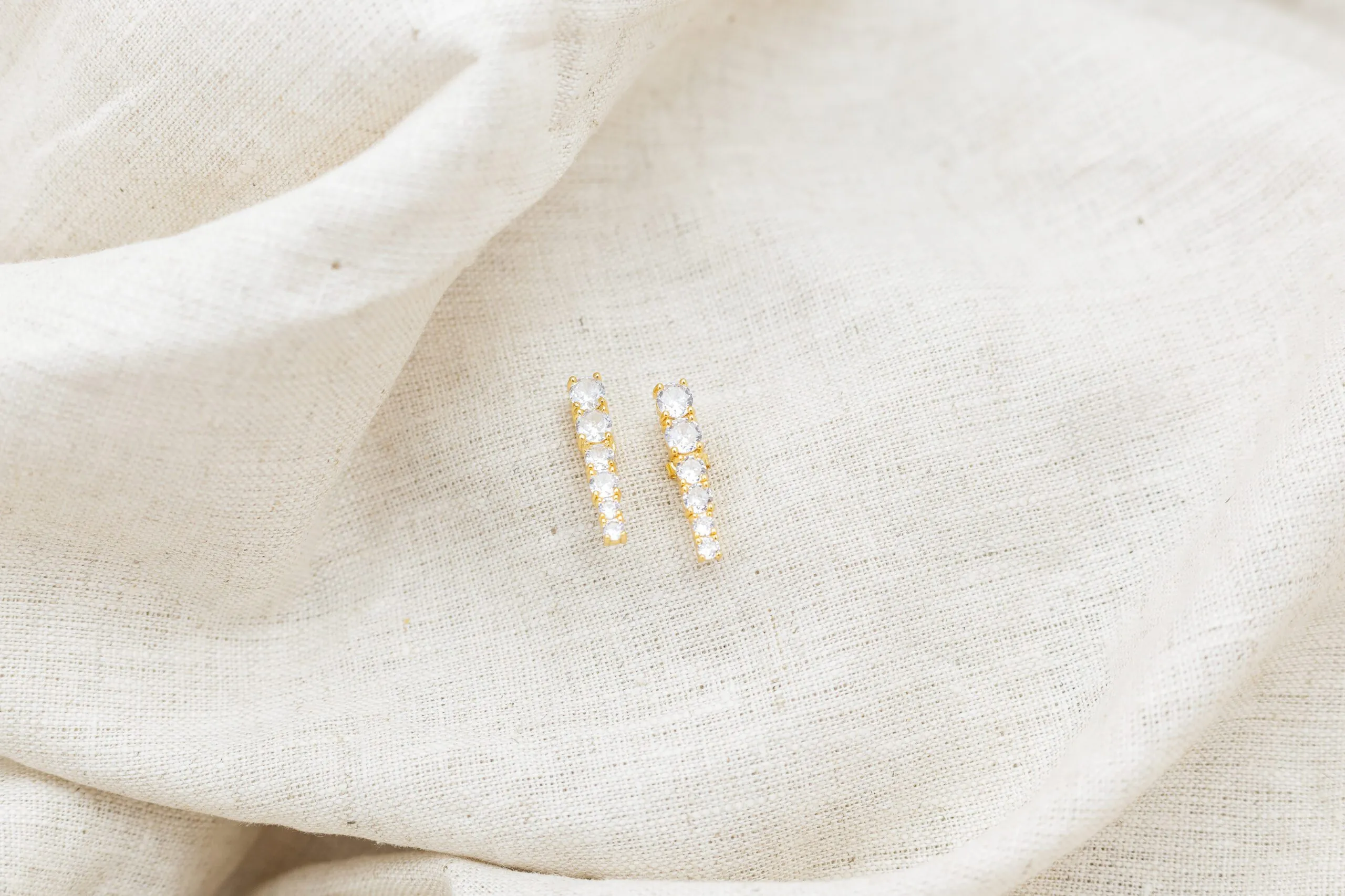 Brinco Ear hook com Zircônias Incolor Banhado em Ouro 18k - Imagem 2