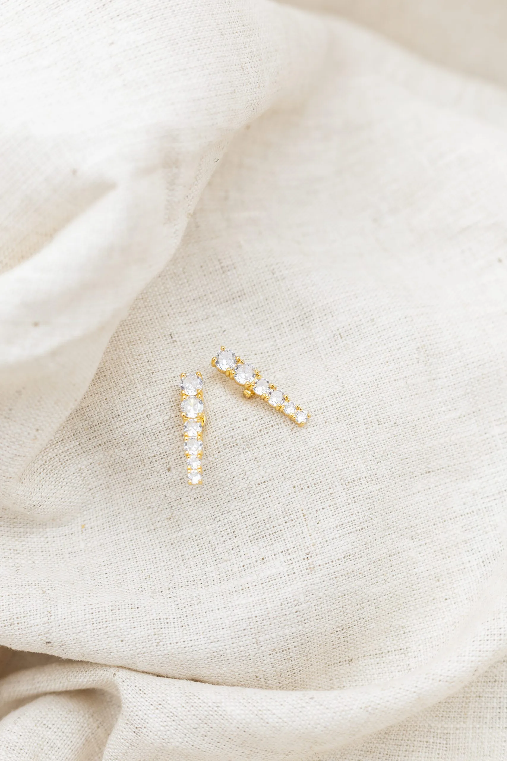 Brinco Ear hook com Zircônias Incolor Banhado em Ouro 18k