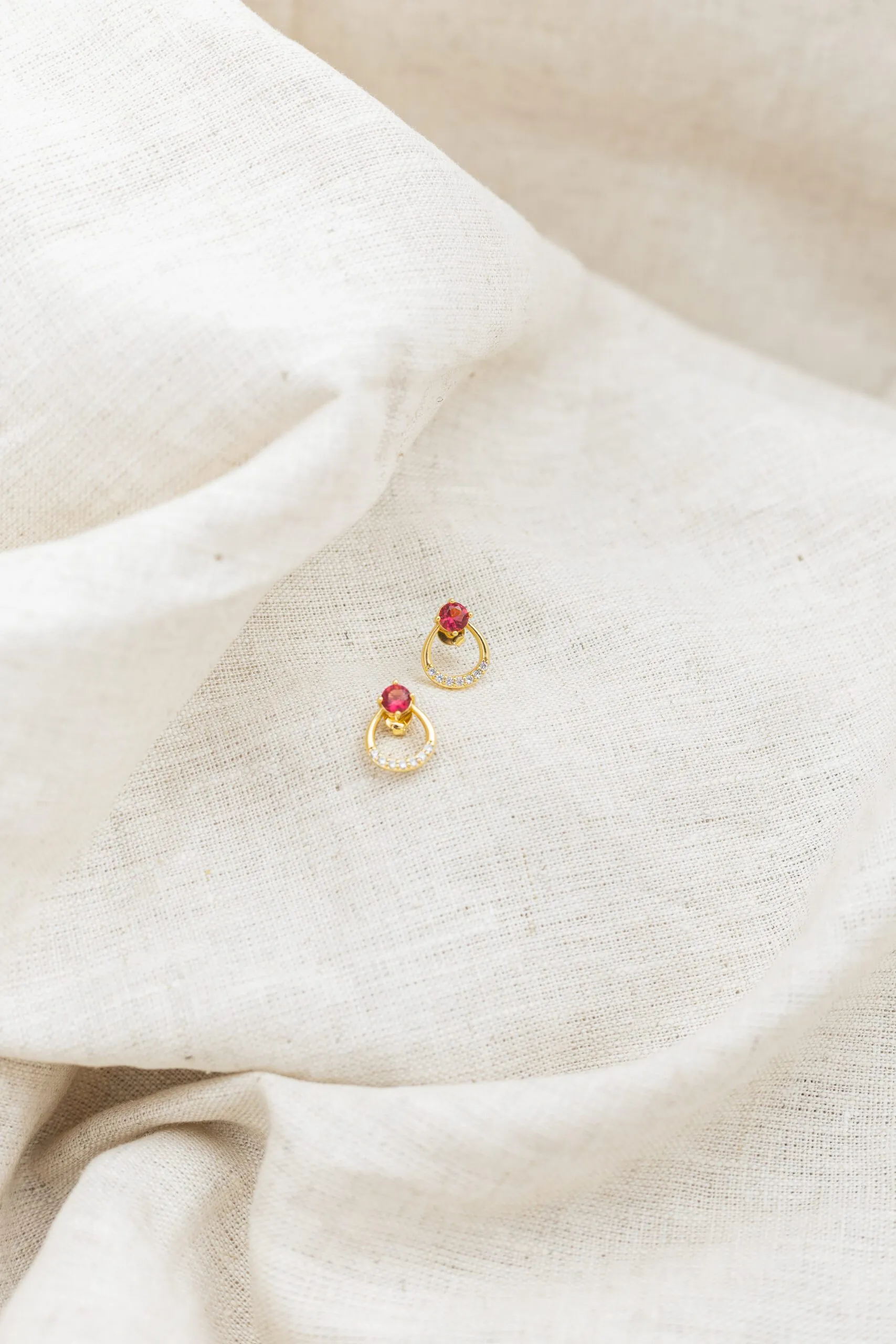 Brinco Gota Vermelho Banhado em Ouro 18k - Image 2