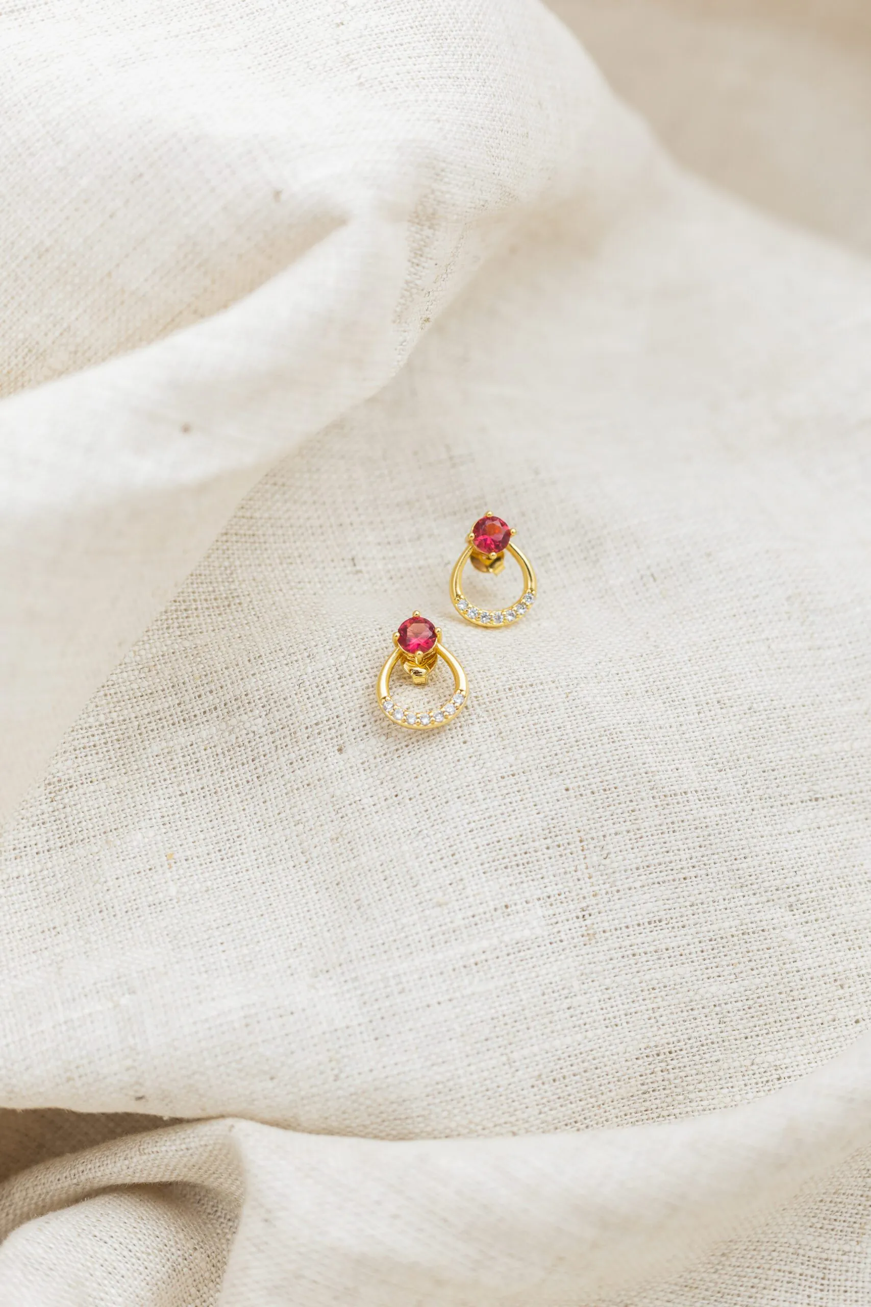 Brinco Gota Vermelho Banhado em Ouro 18k