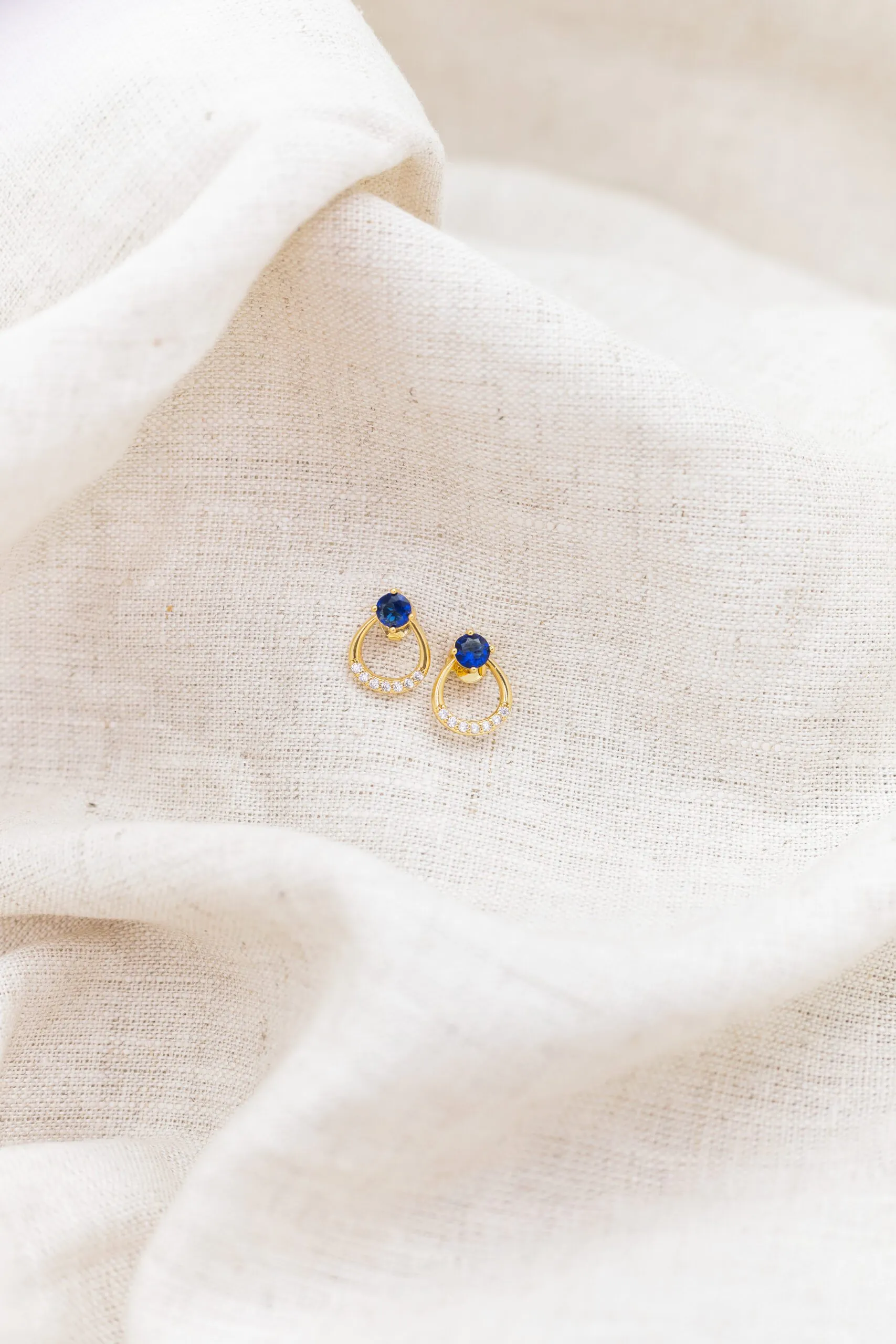 Brinco Gota Azul Banhado em Ouro 18k