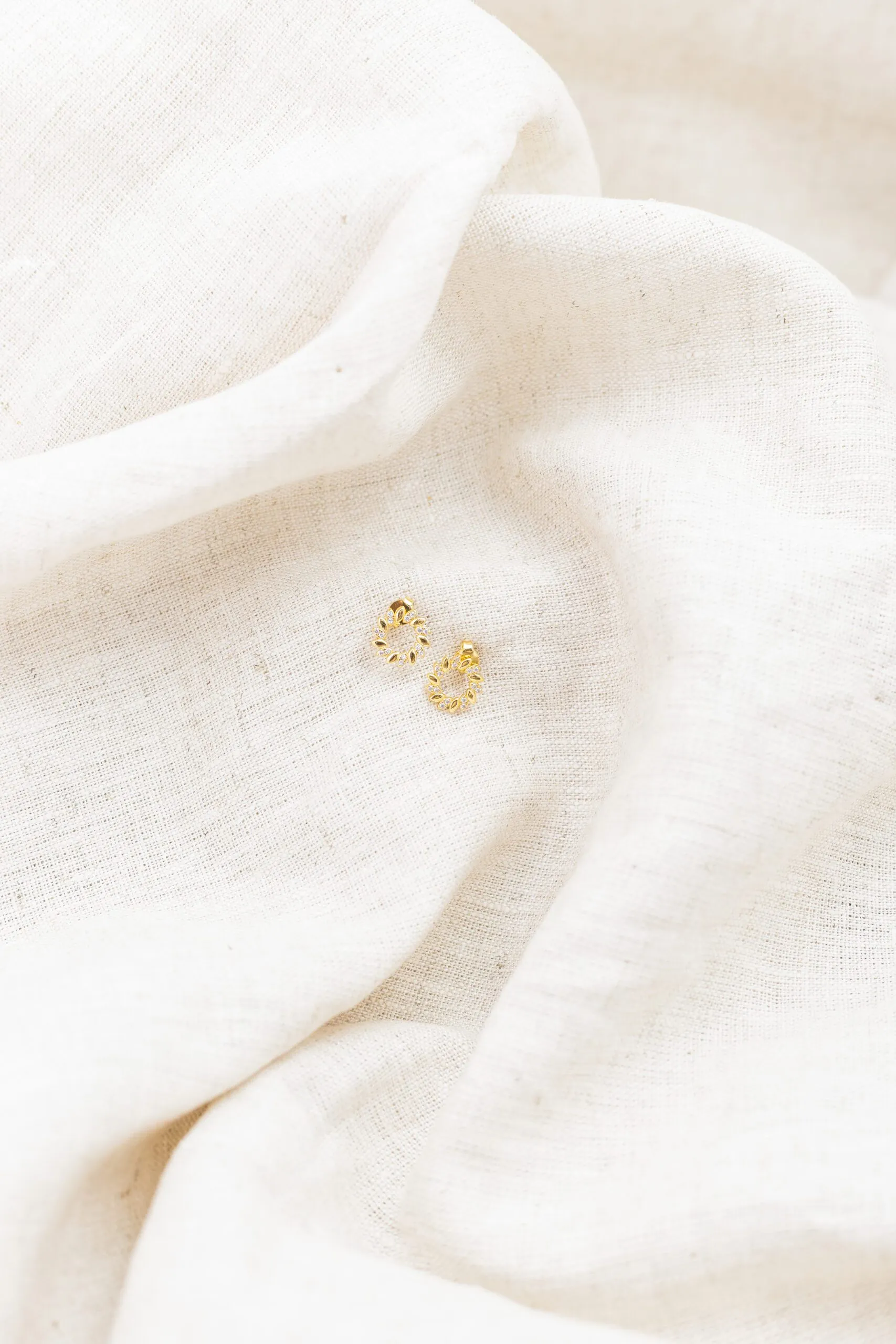 Brinco Redondo com Micro Zircônias Banhado em Ouro 18k - Imagem 2