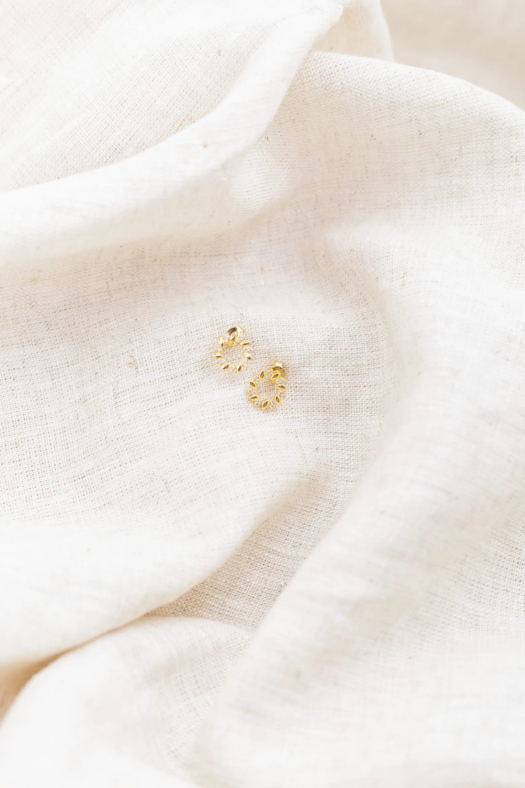 Brinco Redondo com Micro Zircônias Banhado em Ouro 18k - Imagem 3