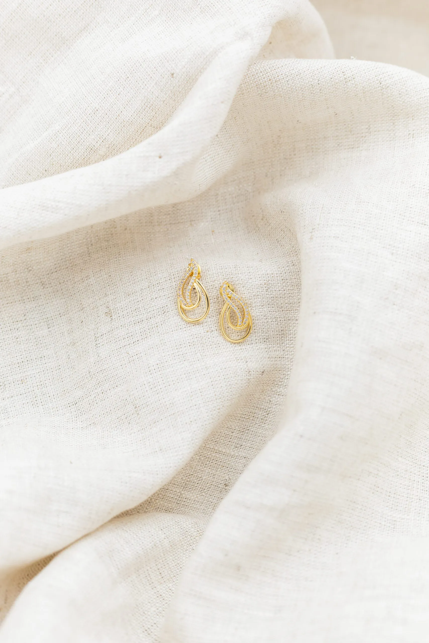 Brinco Oval com Zircônias Banhado em Ouro 18k - Imagem 2