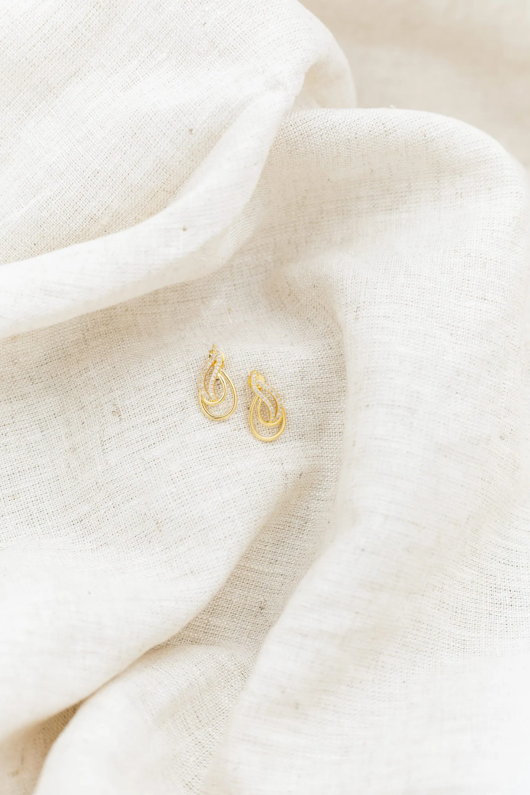 Brinco Oval com Zircônias Banhado em Ouro 18k - Imagem 3