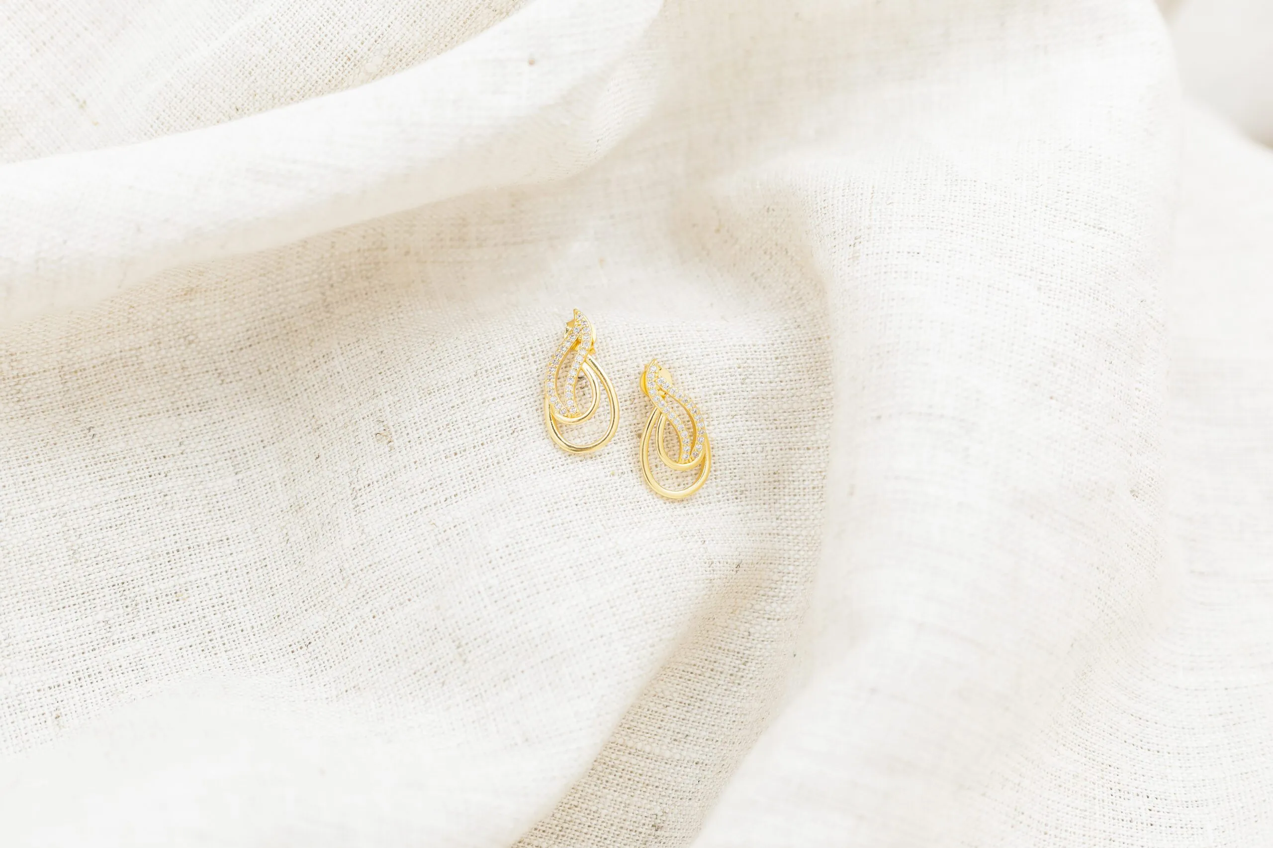 Brinco Oval com Zircônias Banhado em Ouro 18k