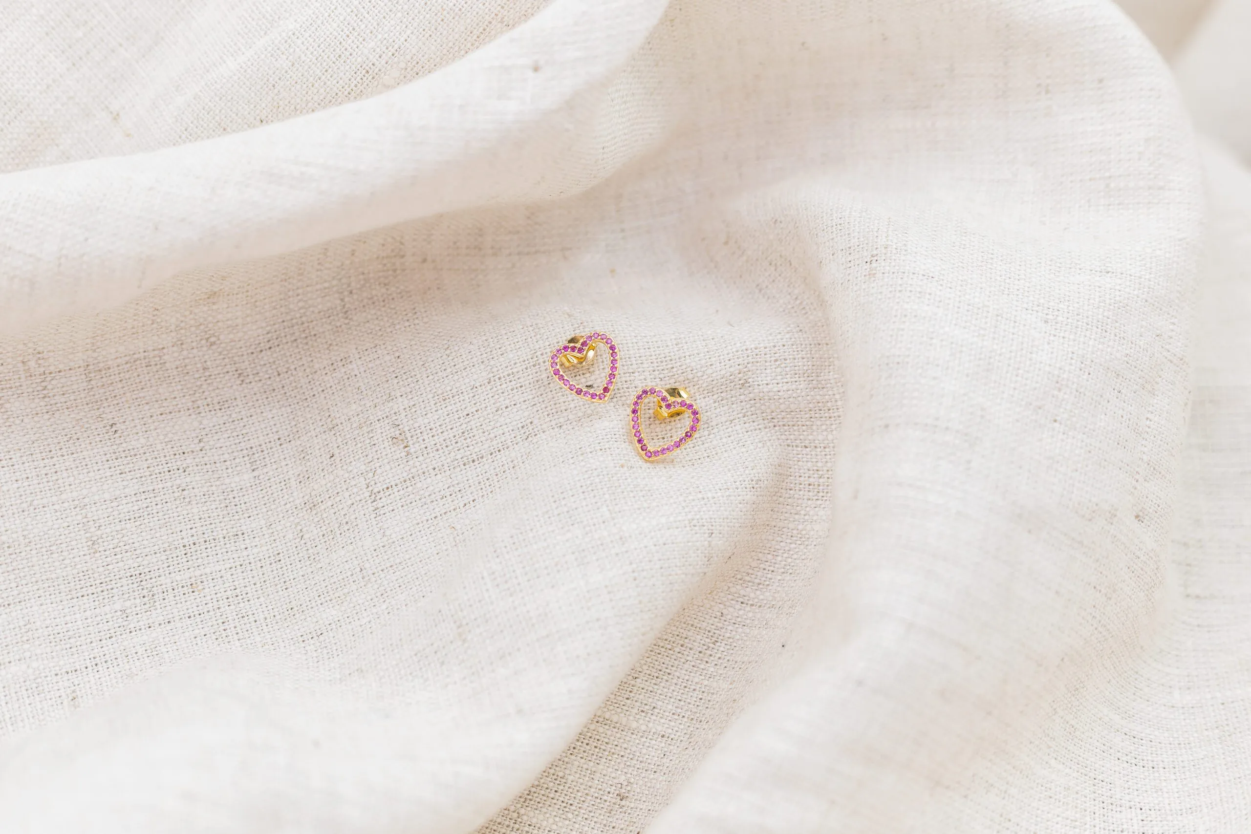 Brinco Coração Com Micro Zircônias Pink Banhado em Ouro 18k - Imagem 3